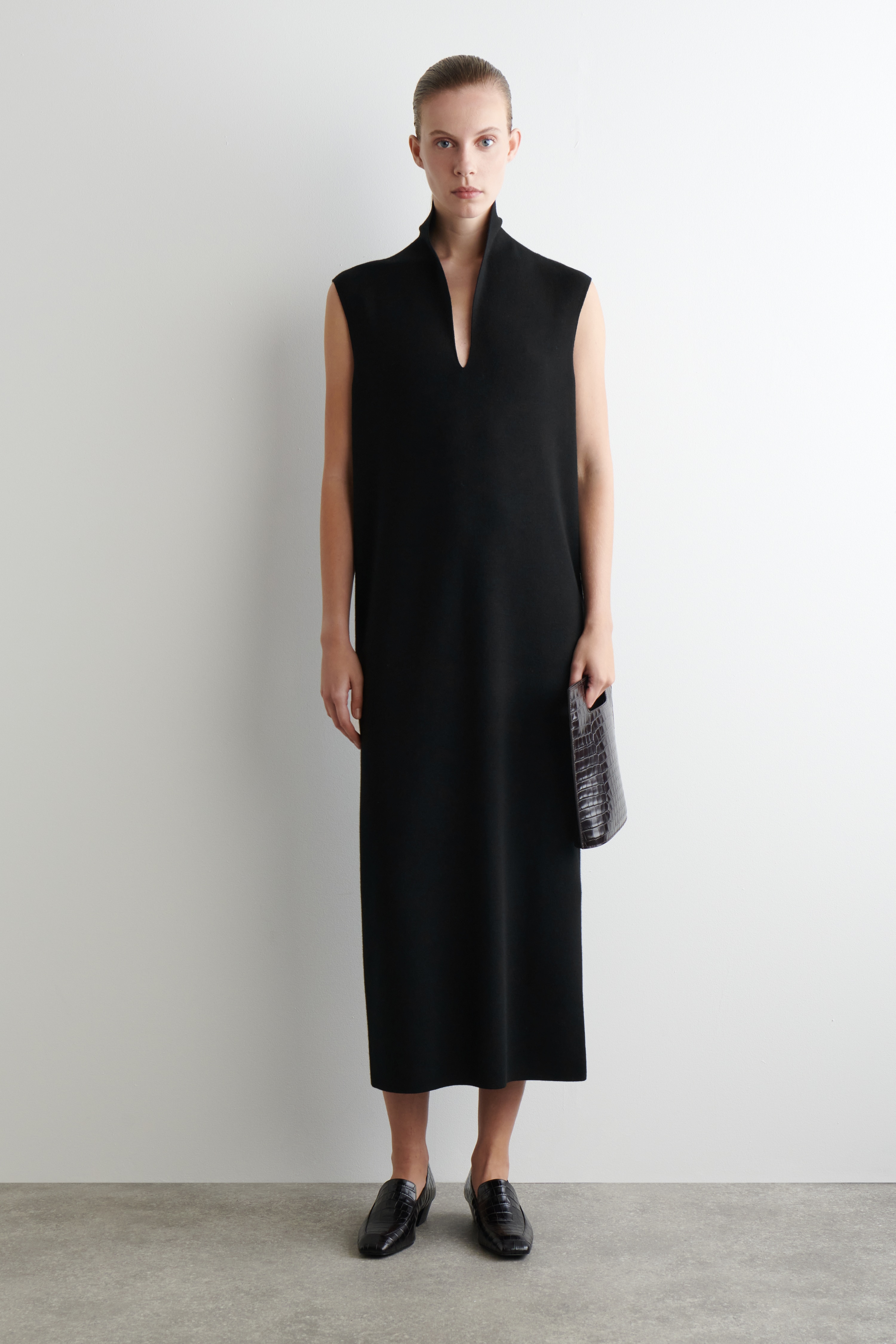 Šaty s volným límcem z merino vlny - ČERNÁ