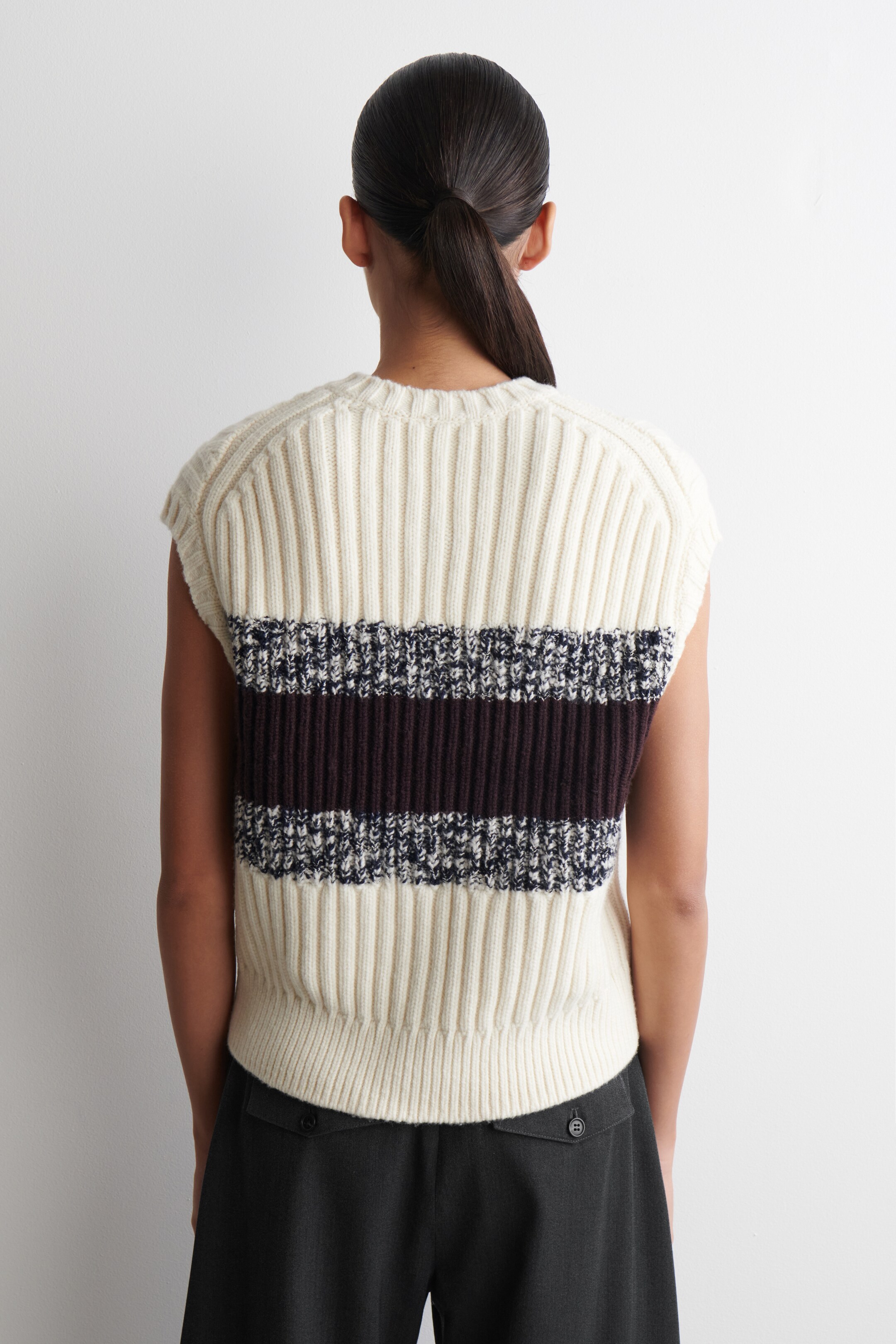 View larger image: TEXTURED MERINO WOOL V-NECK VEST - CREAM / BURGUNDY - Ladies | H&M GB 4