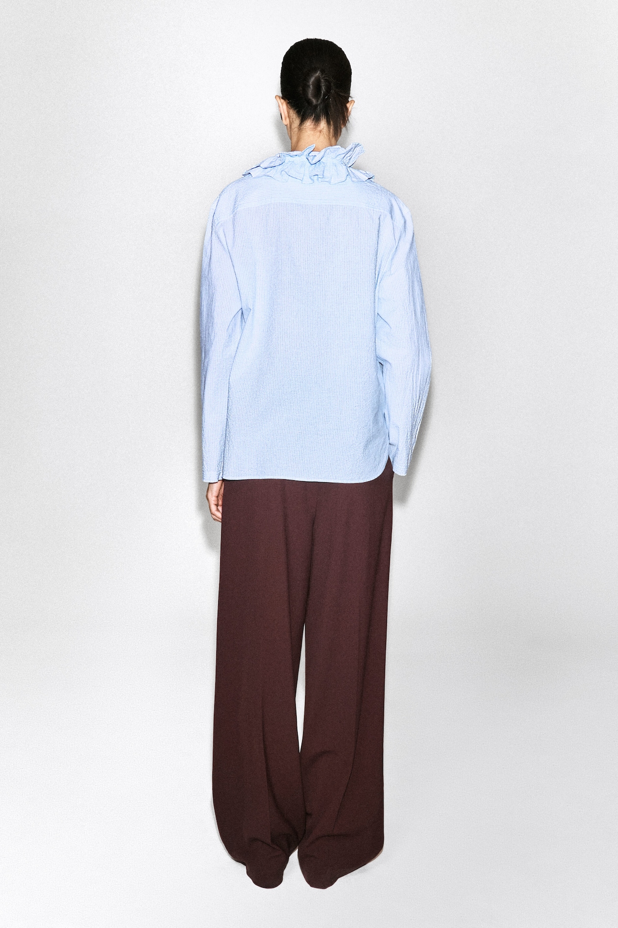 RUFFLE-COLLAR SEERSUCKER BLOUSE — BLUE / STRIPED