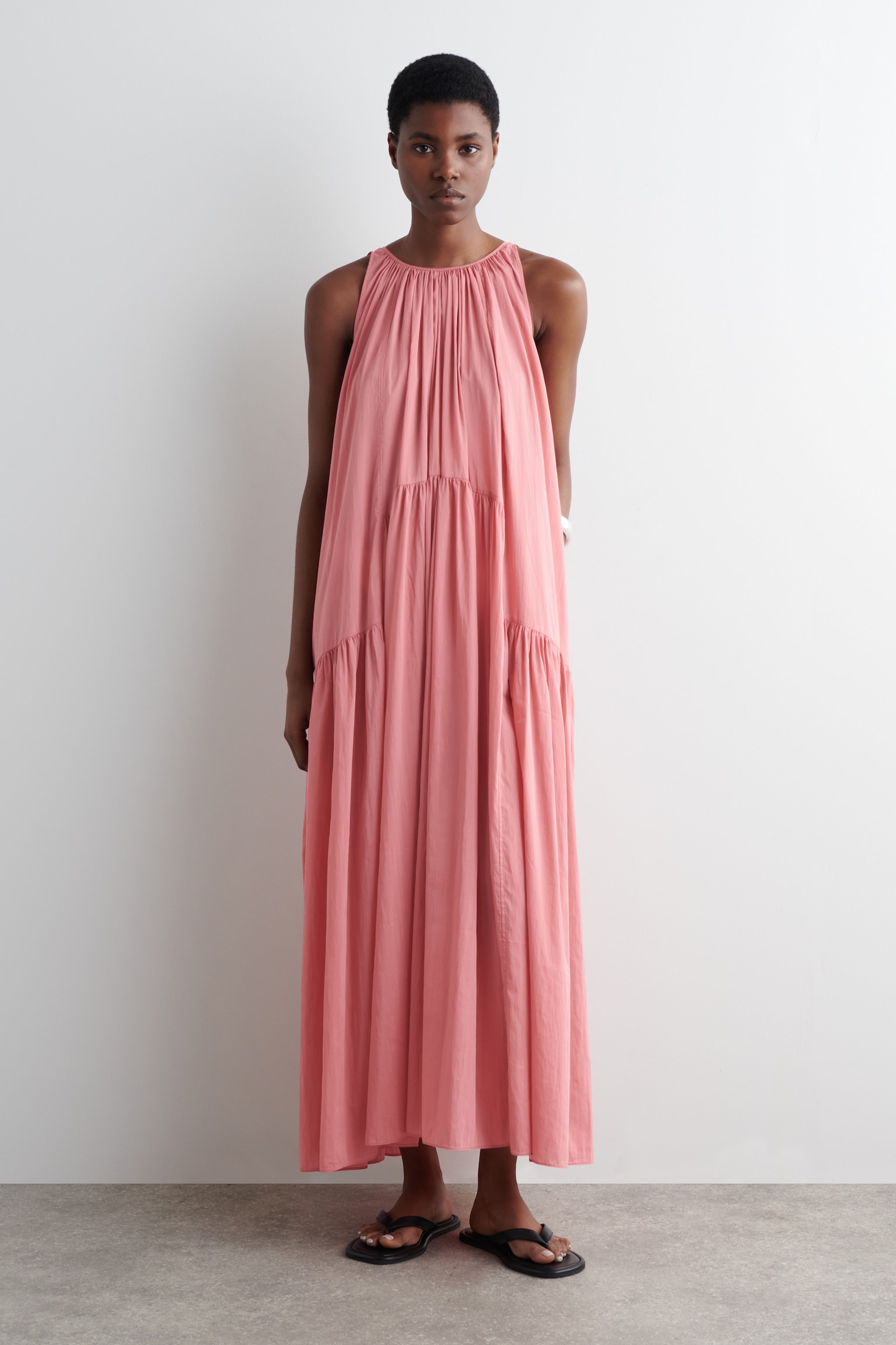 NECKHOLDER-MAXIKLEID MIT RAFFUNGEN - ROSA