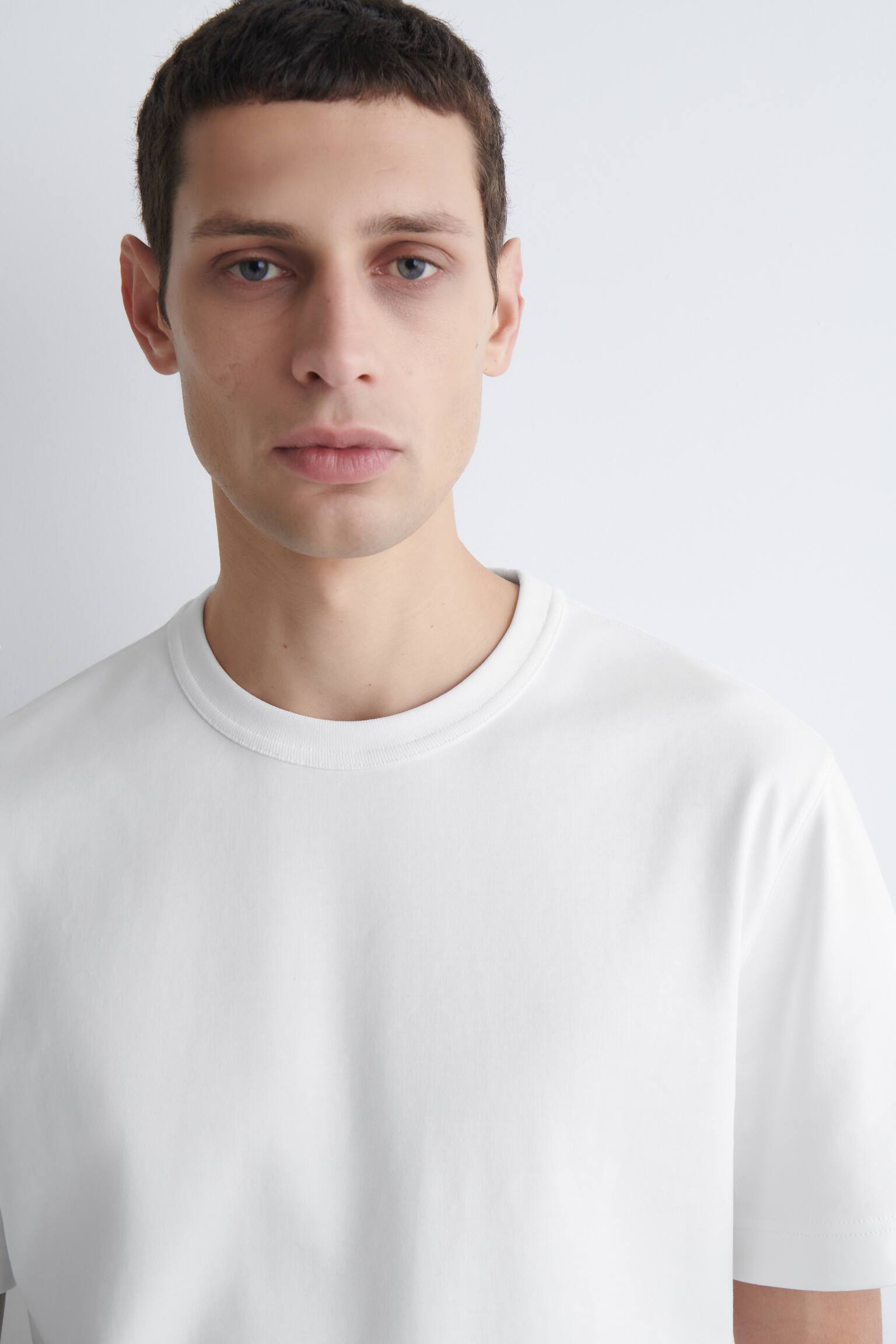 TRICOU DIN BUMBAC INTERLOCK CU GULER ROTUND - ALB/GRI DESCHIS/BLEUMARIN / ALB / CU DUNGI/NEGRU - 10