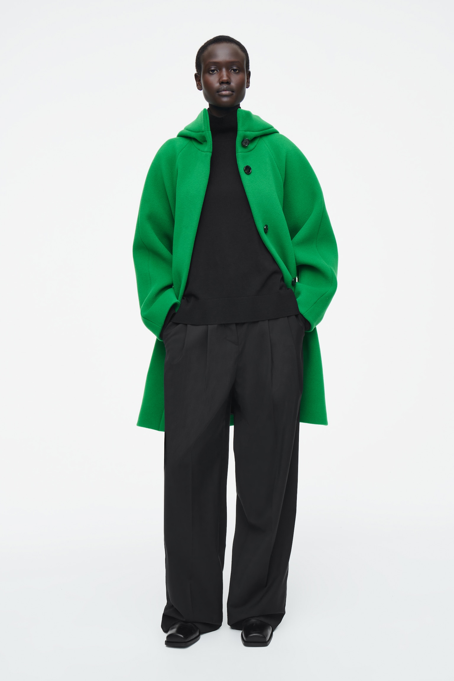ABRIGO OVERSIZE DE LANA CON CAPUCHA - VERDE - 4