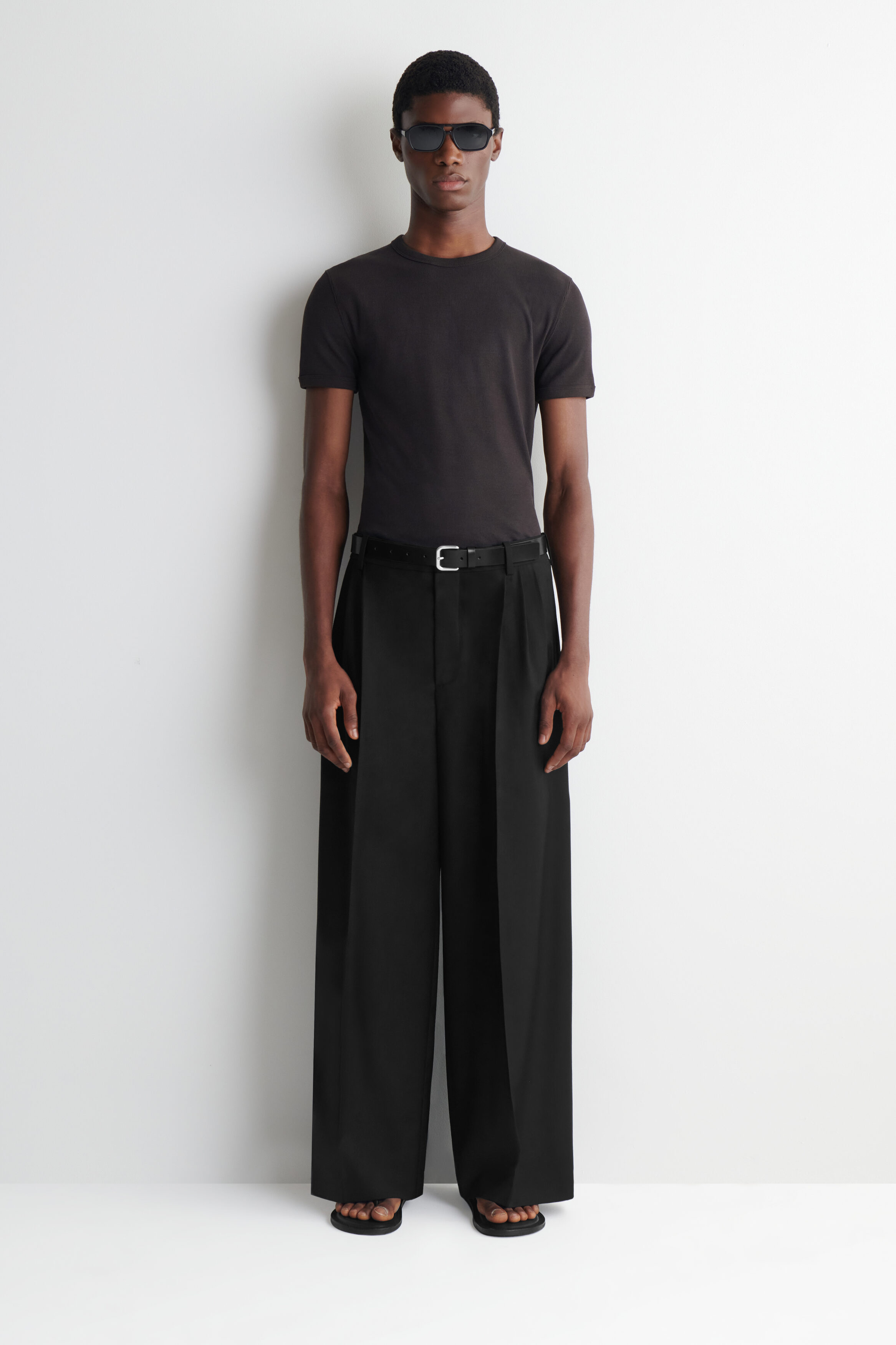 COS ブラック ワイドパンツ PLEATED RELAXED-FIT WIDE-LEG PANTS - BLACK | COS US