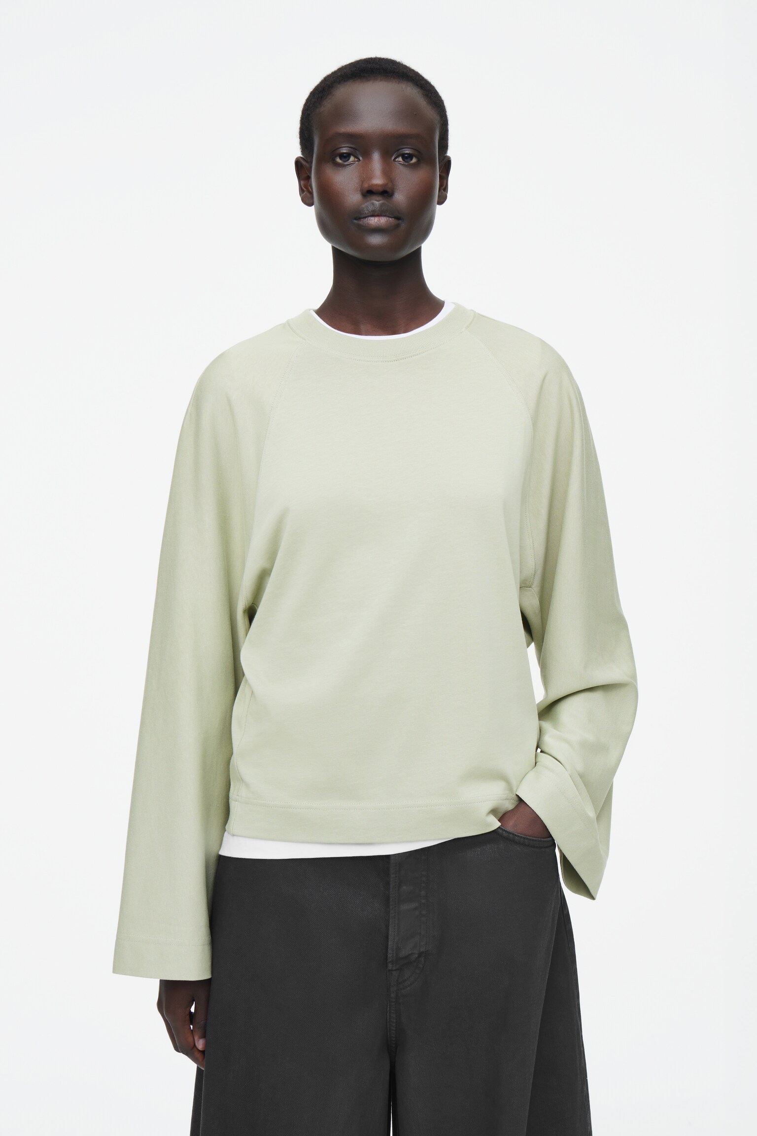 CAMISETA BOXY DE MANGA LARGA - VERDE SALVIA - 1