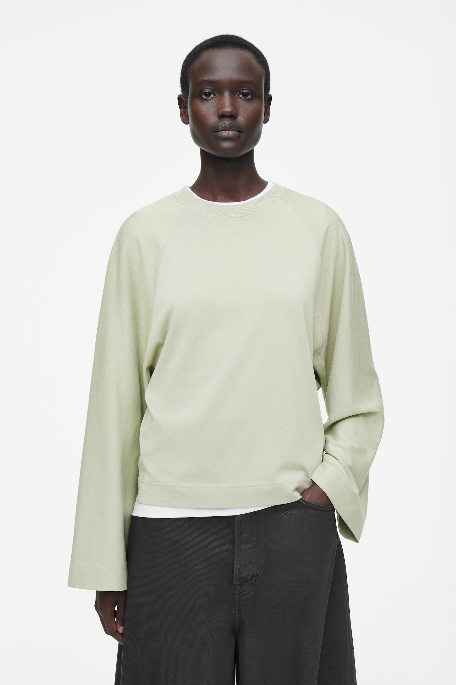 T-SHIRT MANCHES LONGUES SILHOUETTE CARRÉE - VERT SAUGE