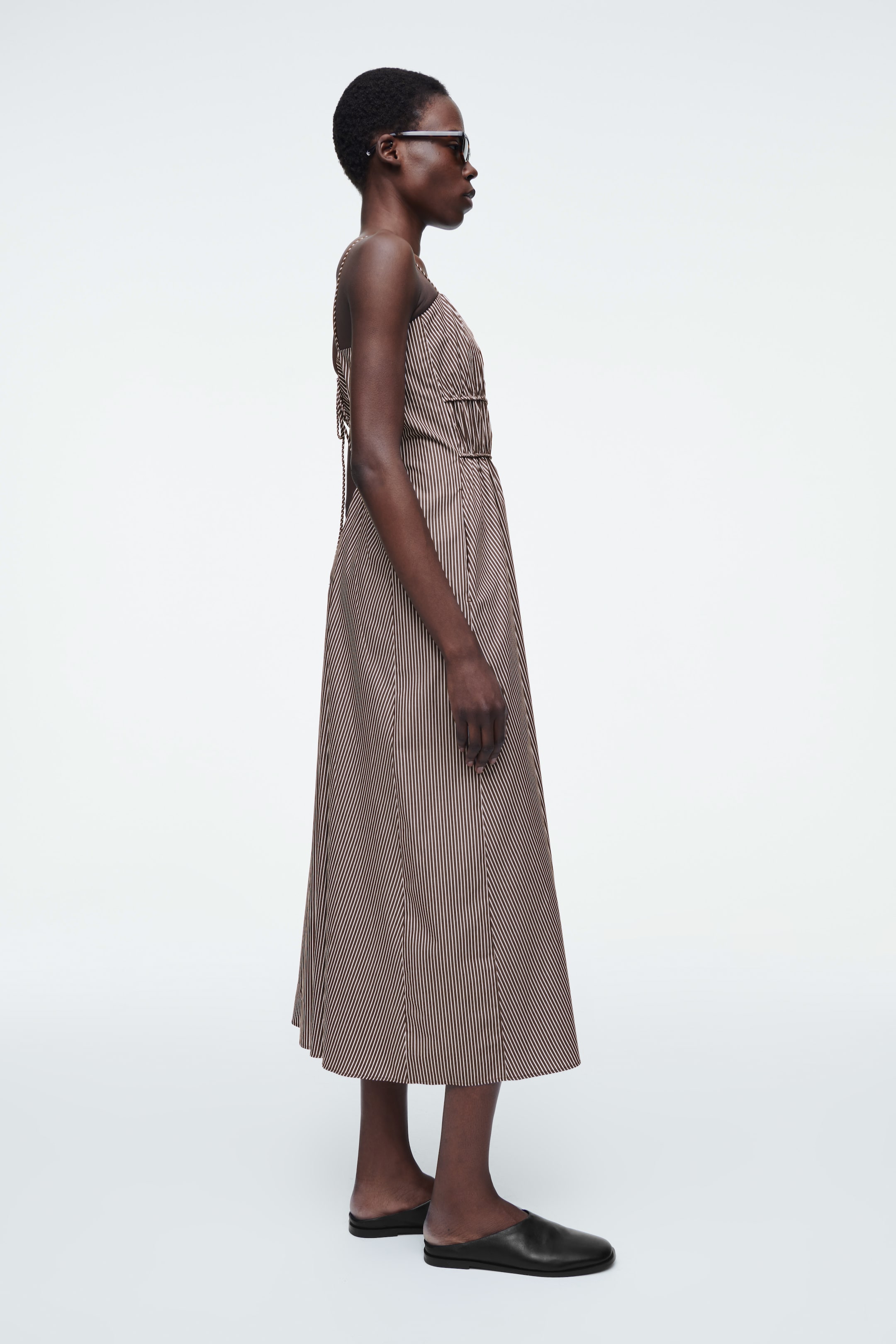 Grotere afbeelding bekijken: GESTREEPTE MIDDELLANGE JURK MET GEPLOOIDE TAILLE - bruin / gestreept - DAMES | H&M BE 2