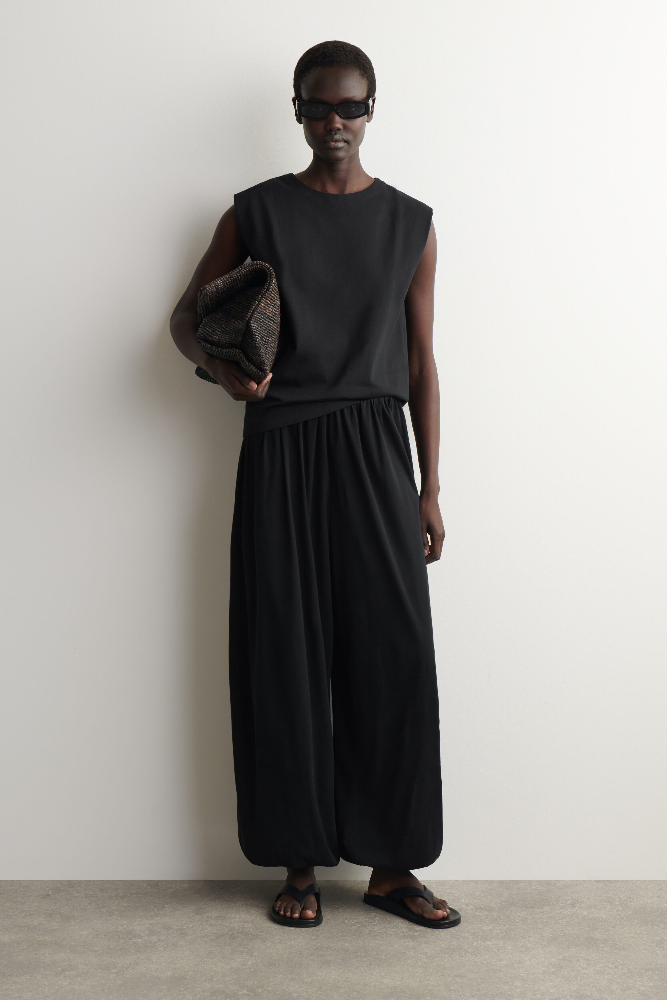 Cotton ribbon tank 黒 FOLDED-SHOULDER COTTON-JERSEY TANK TOP - BLACK | COS CA