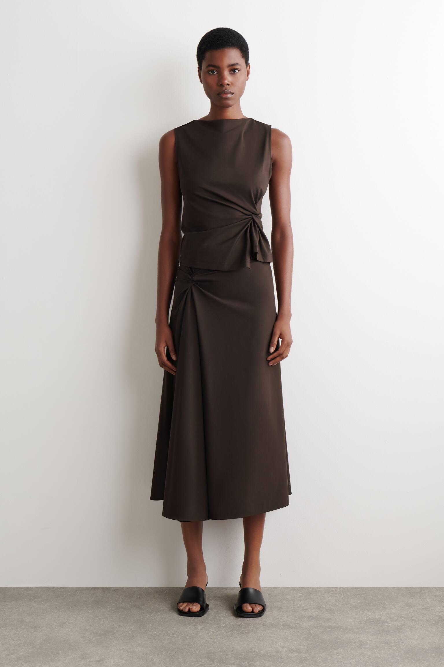 TOP CON DETALLE DE NUDO - MARRÓN OSCURO/AZUL MARINO - 5