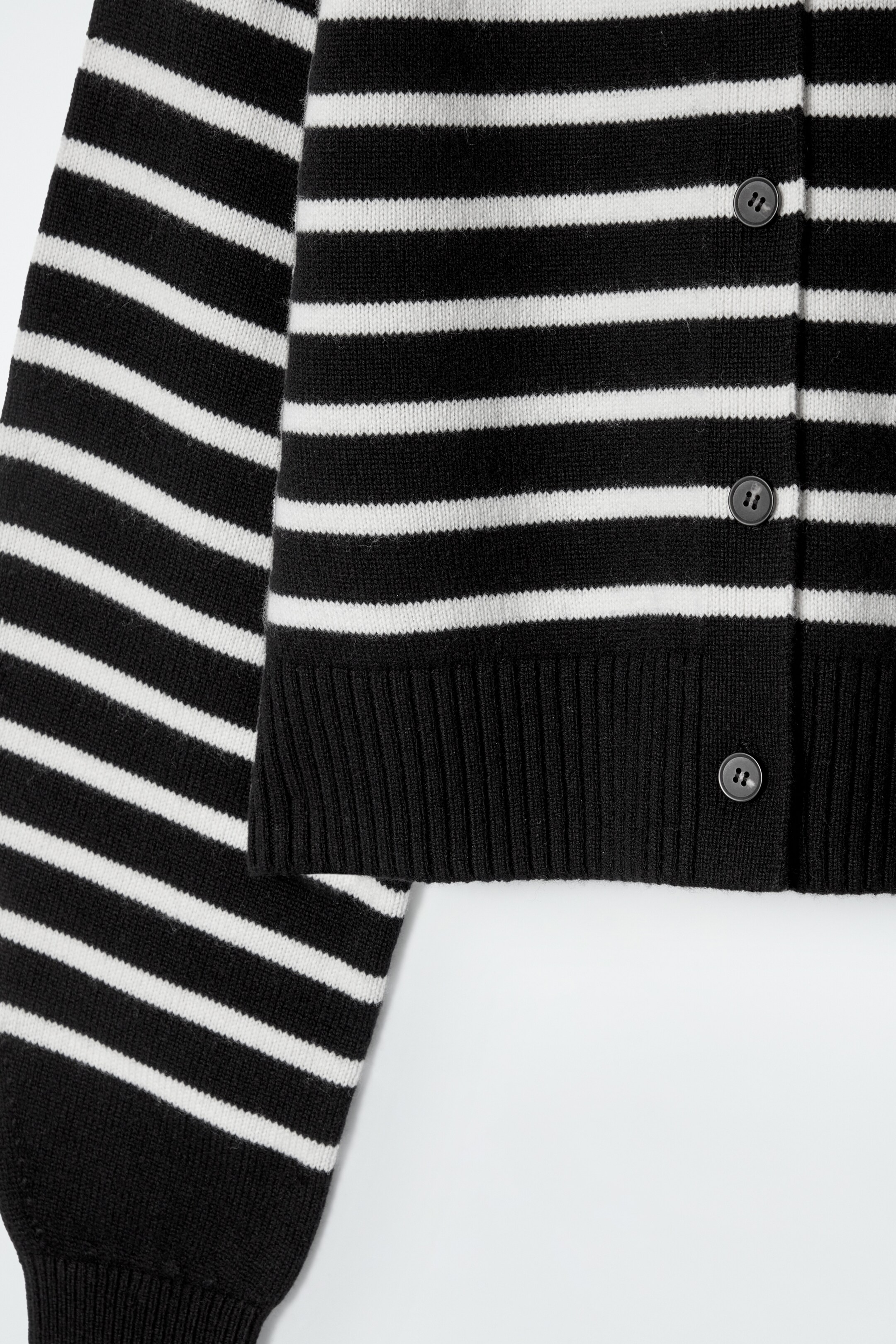 Grösseres Bild ansehen: VERKÜRZTE STRICKJACKE AUS WOLLE - SCHWARZ/WEISS/GESTREIFT - DAMEN | H&M CH 7