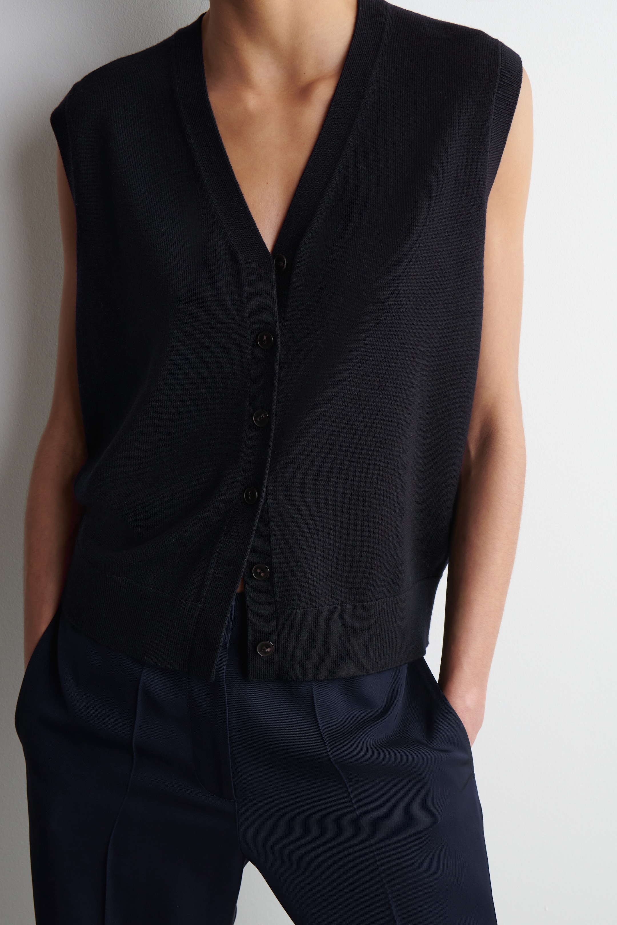 Größeres Bild ansehen: WESTE AUS MERINOWOLLE MIT V-AUSSCHNITT - NAVYBLAU - Ladies | H&M DE 5