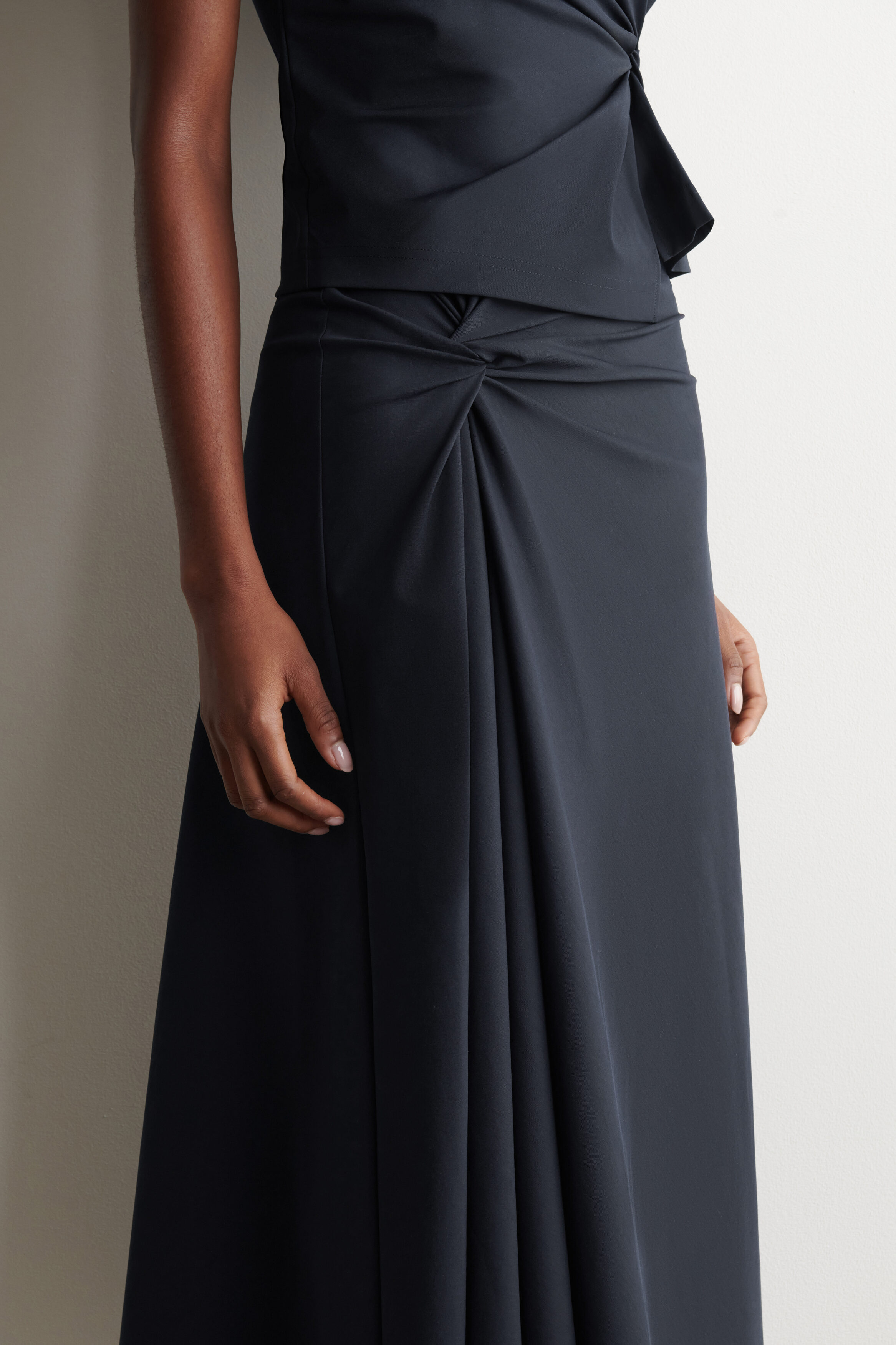 TWIST-DETAIL JERSEY MIDI SKIRT - NAVY | COS US