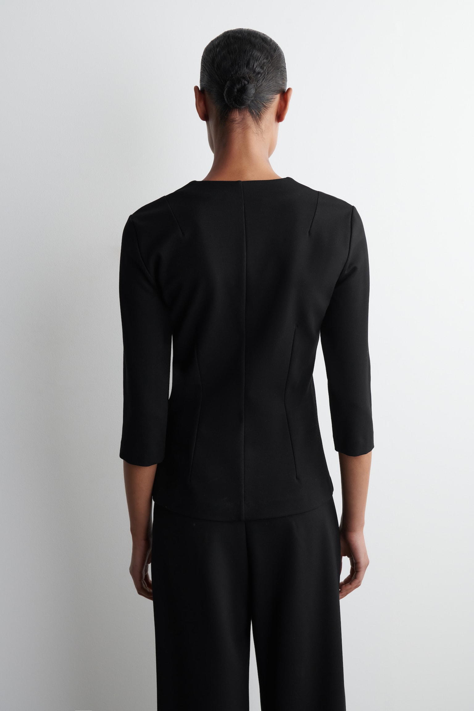 BLUSA ELÁSTICA CON CUELLO DE PICO - NEGRO - 7
