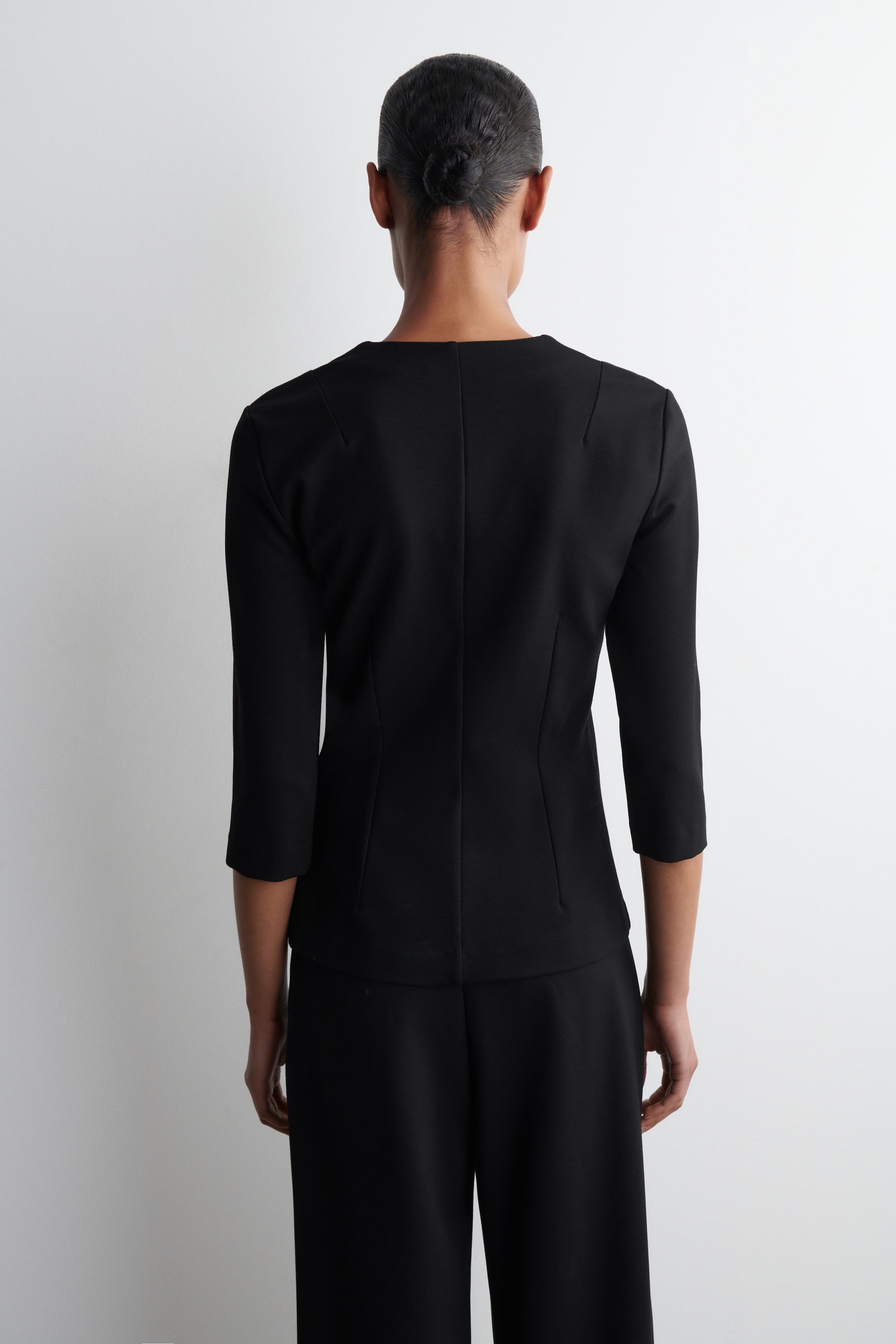 Größeres Bild anzeigen: JERSEY-OBERTEIL MIT V-AUSSCHNITT - SCHWARZ - Ladies | H&M AT 4