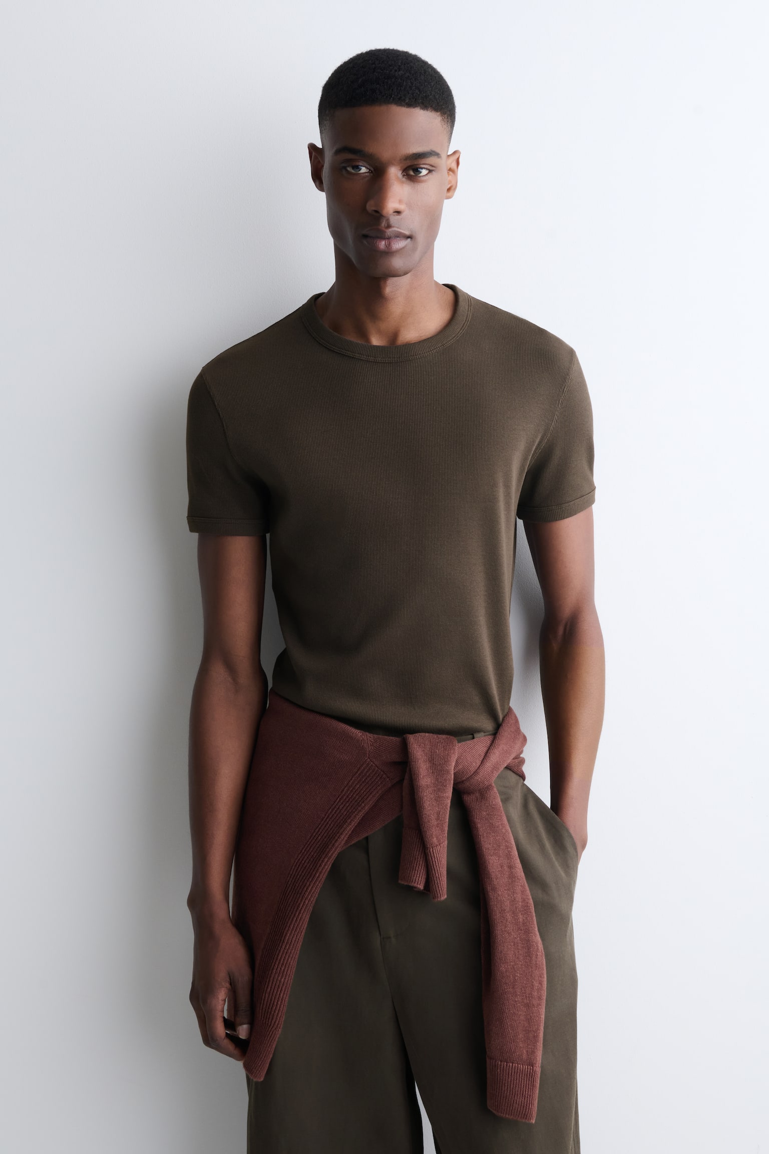 SCHMAL GESCHNITTENES GERIPPTES BAUMWOLL-T-SHIRT - BRAUN/Hellgrau/ANTHRAZIT/HELLBRAUN/NAVYBLAU/KHAKI/DUNKLES KHAKI/BRAUN/WEISS/SCHWARZ - 1