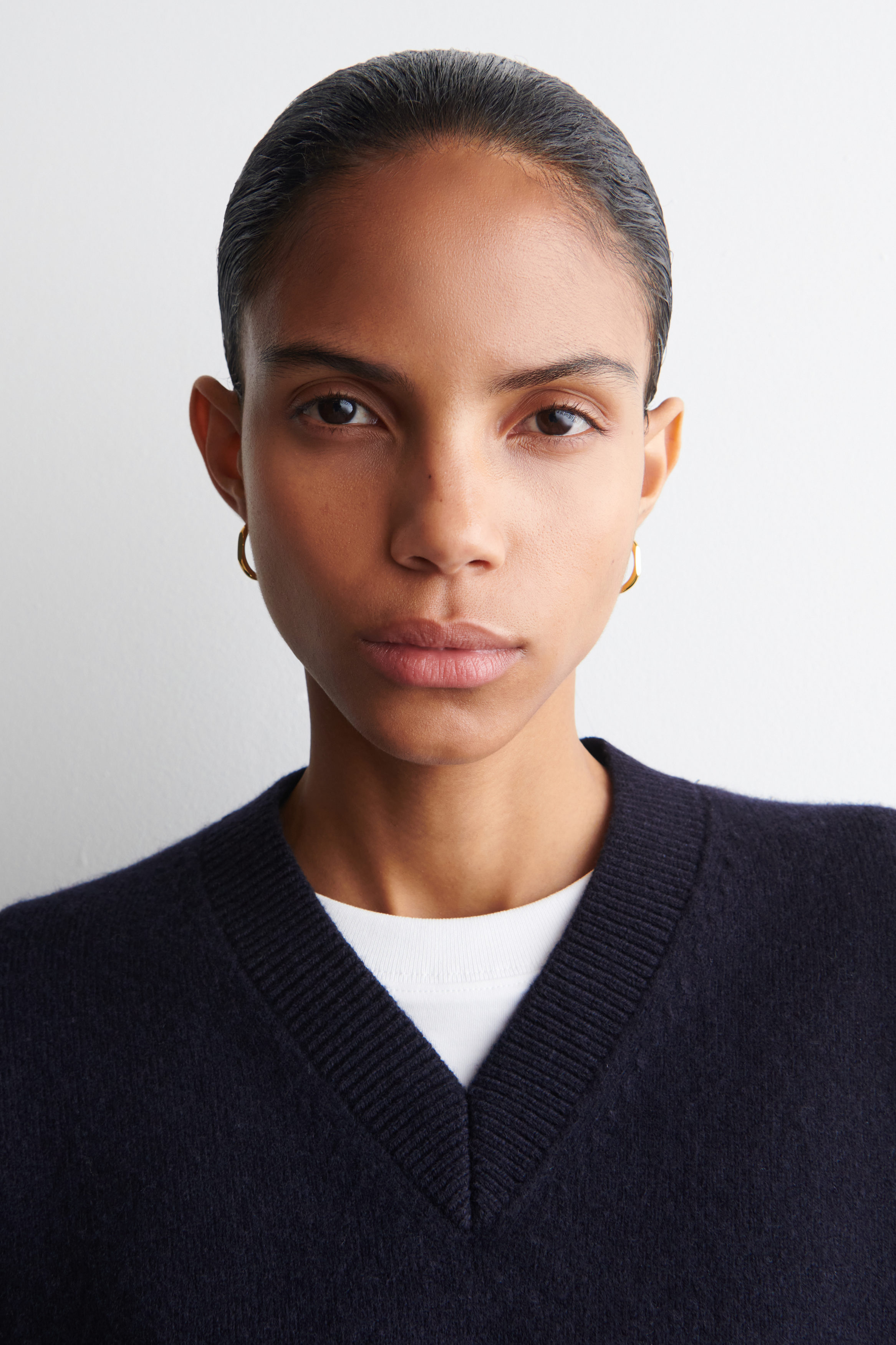ROUNDED WOOL V-NECK JUMPER - NAVY | COS