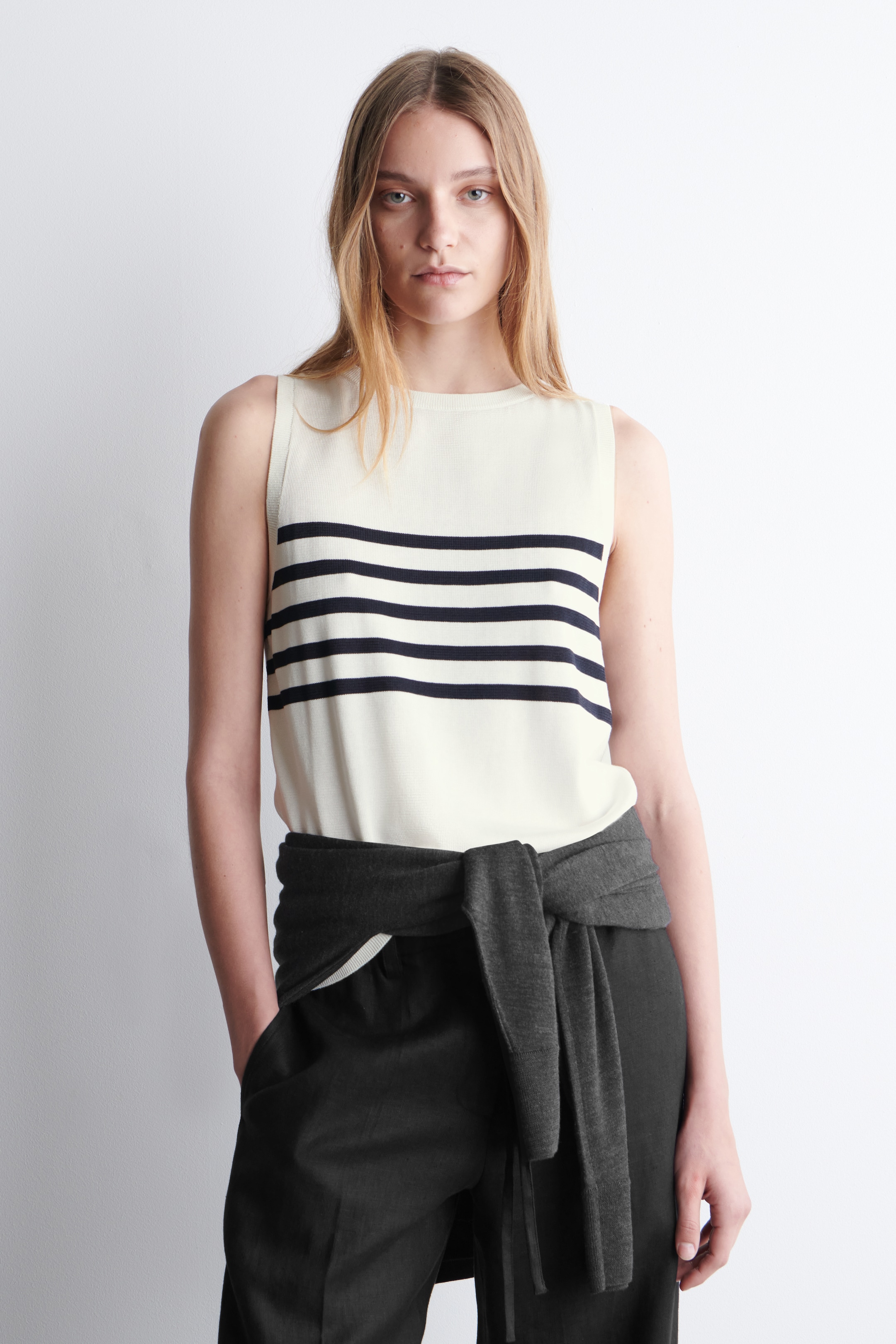 Se større billede: STRIKKET TANKTOP MED STRIBER - HVID / SORT / STRIBET - DAME | H&M DK 1