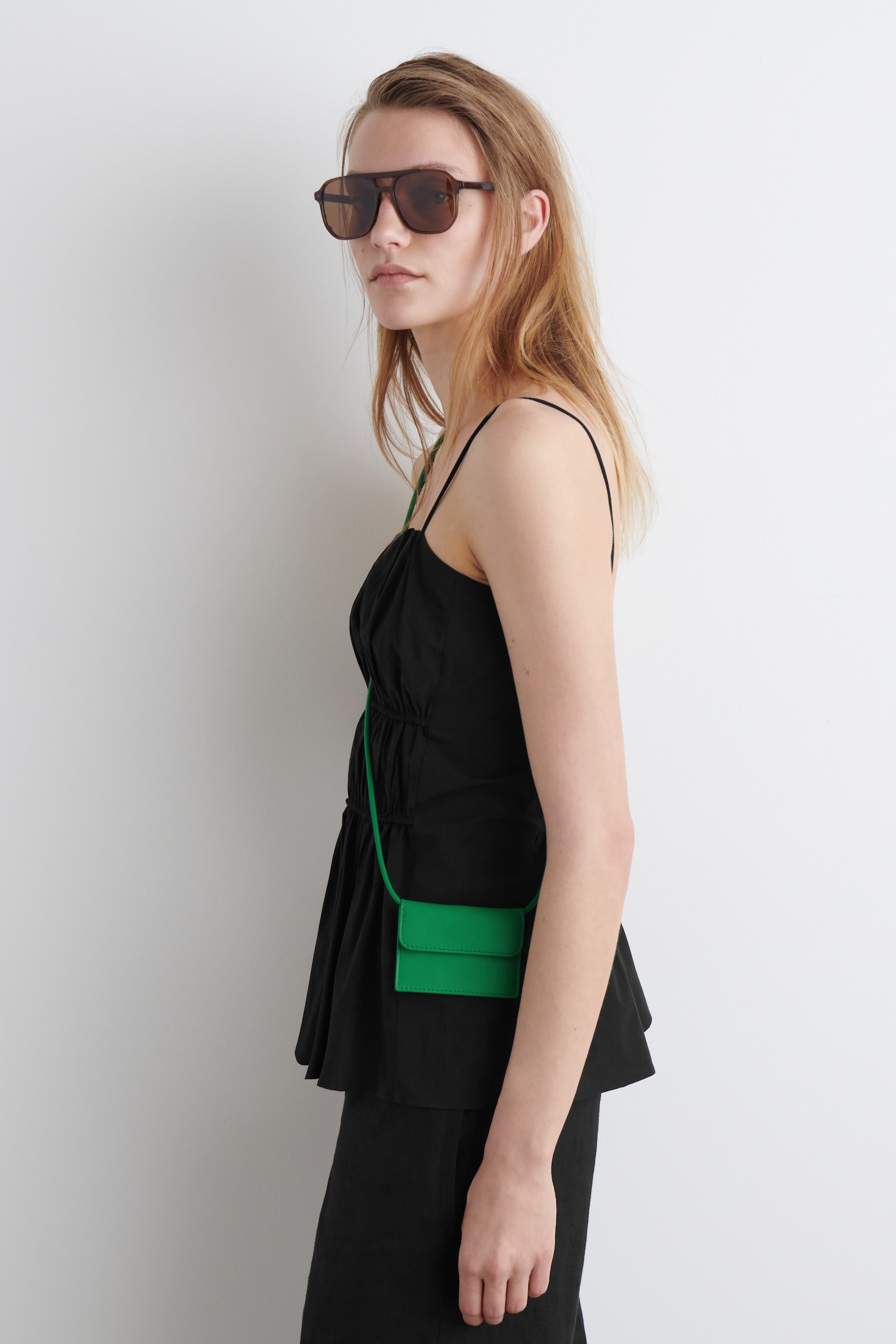 LEATHER CROSSBODY CARDHOLDER - GREEN