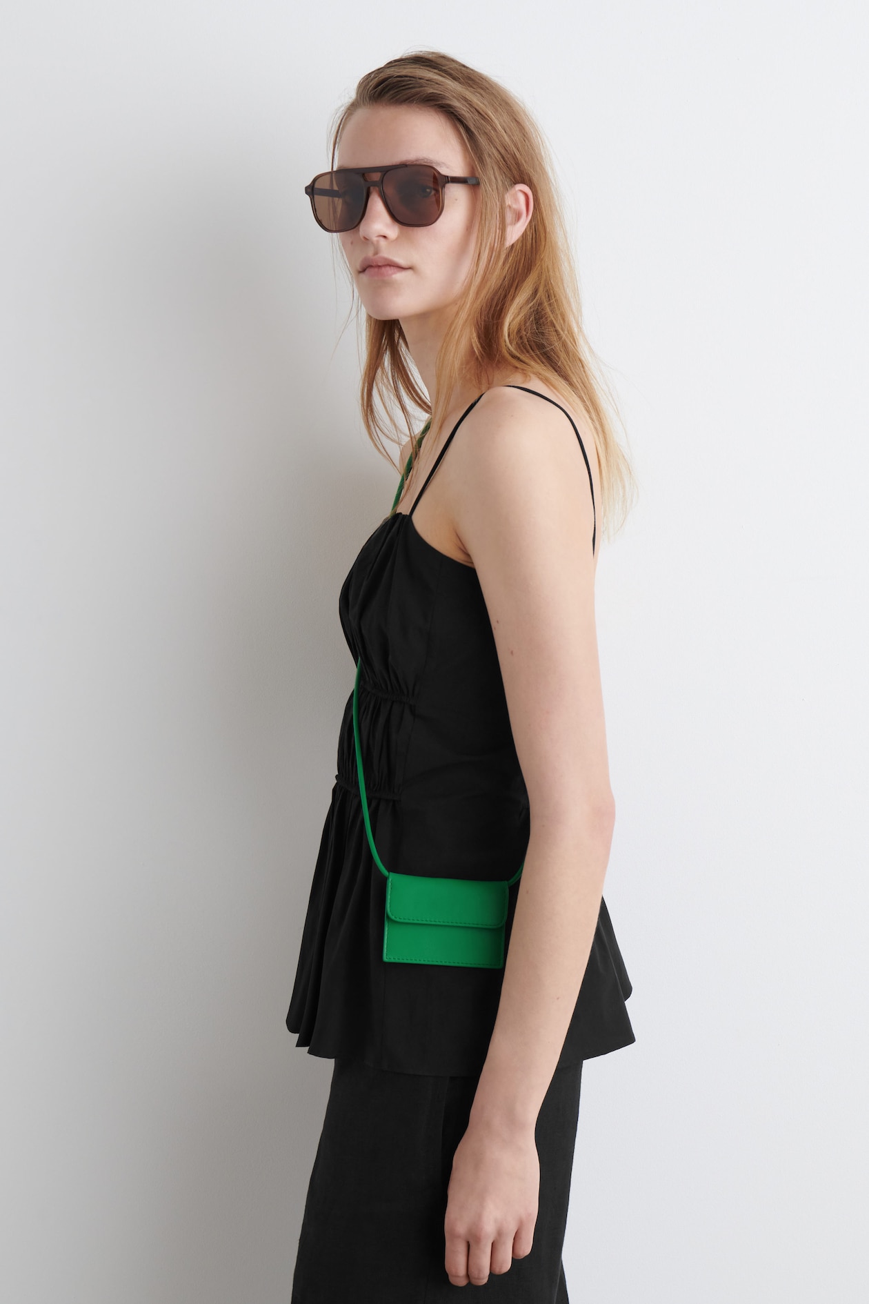 PORTE-CARTES BANDOULIÈRE EN CUIR - VERT | COS