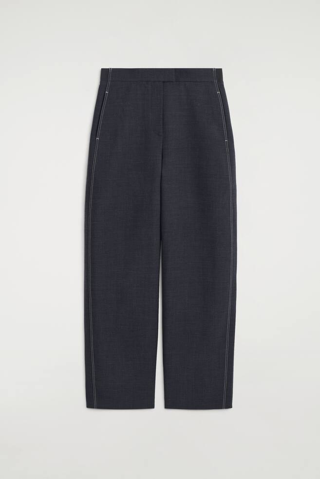BÃ¼gelfaltenhose mit Barrel-Leg-Schnitt aus dunkelgrauem Stoff in Frontansicht, mit strukturierter High-Rise-BundhÃ¶he und geschwungener Barrel-Leg-Silhouette. Das Design zeichnet sich durch kontrastierende weiÃe ZiernÃ¤hte entlang der SeitennÃ¤hte sowie um die seitlichen Eingrifftaschen aus. - 1