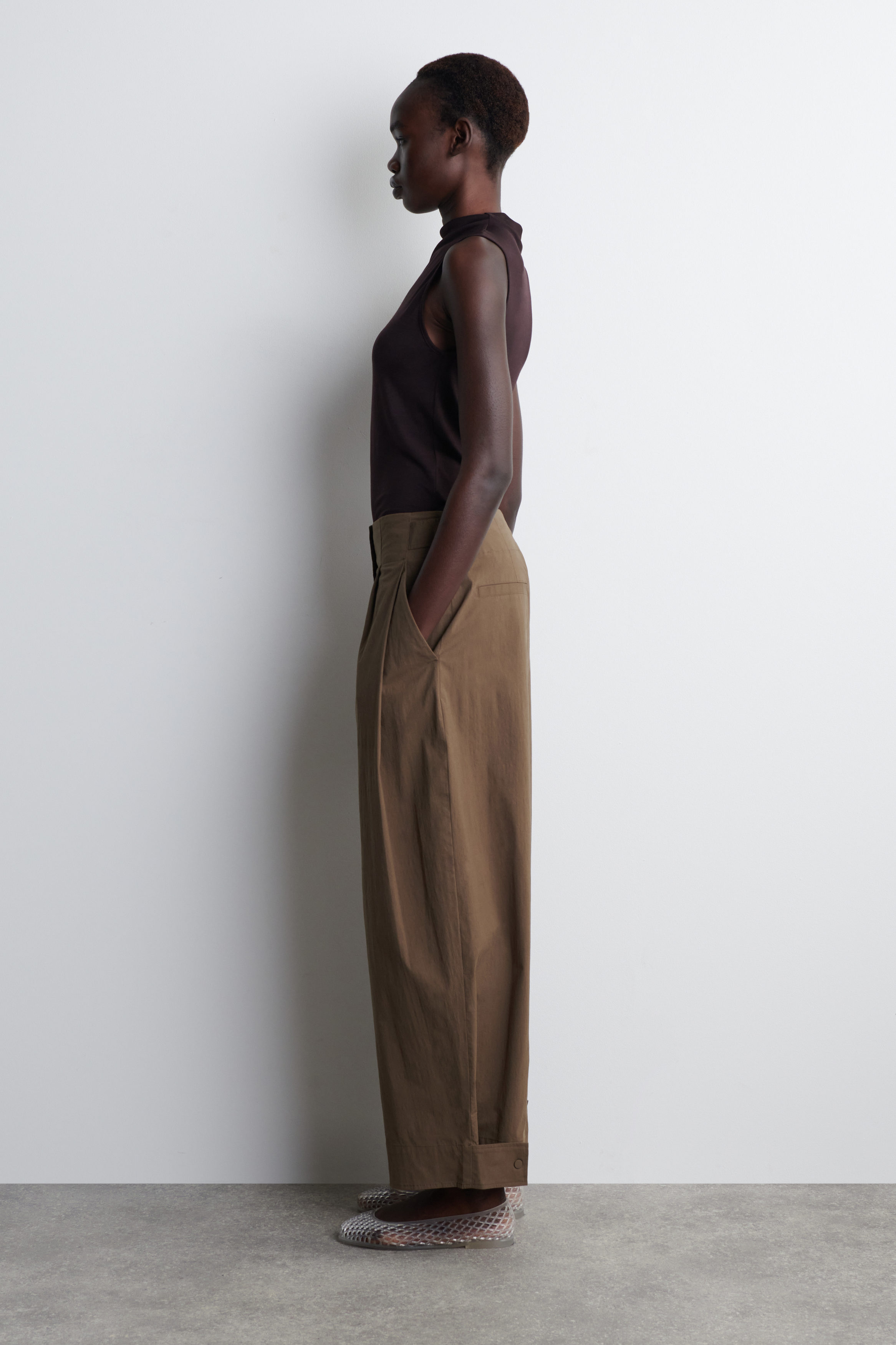 新品未使用完売品【COS】BARREL-LEG COTTON TROUSERS CROPPED BARREL-LEG COTTON TROUSERS クロップドバレルレッグ
