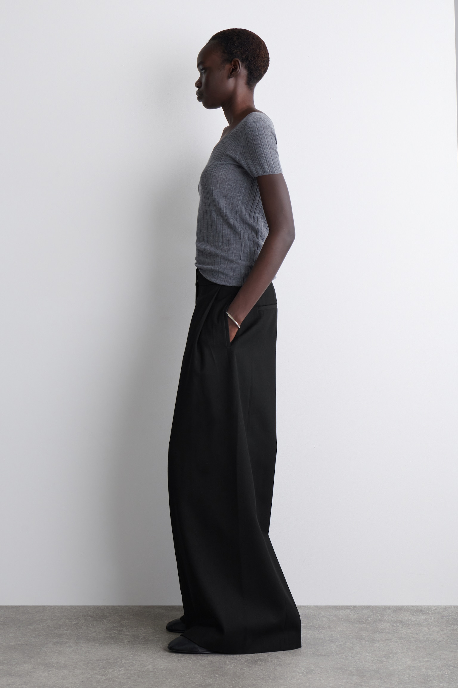 PANTALÓN RELAXED FIT MEZCLA DE LANA PERNERA ANCHA - NEGRO/BURDEOS - 5
