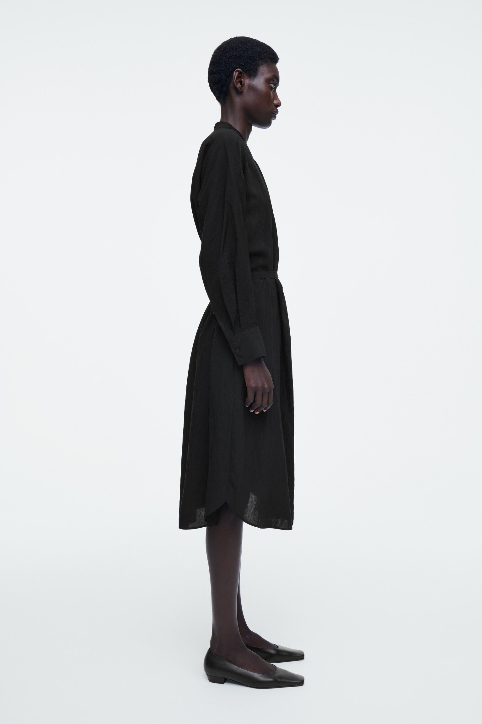 VESTIDO MIDI DRAPEADO CON CINTURÓN - NEGRO - 7