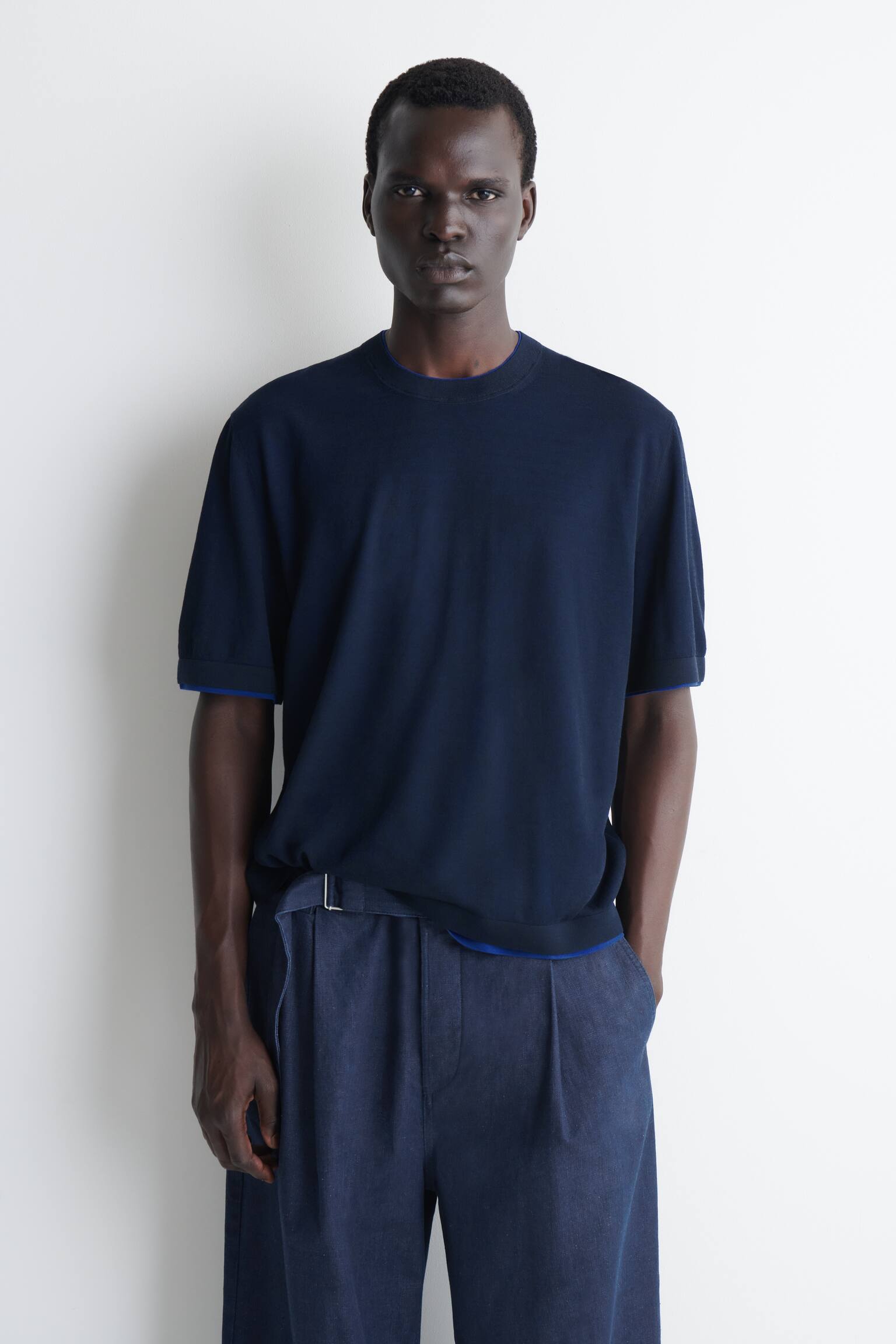 MEHRLAGIGES GESTRICKTES T-SHIRT AUS BAUMWOLLE - NAVYBLAU/KOBALTBLAU - 1