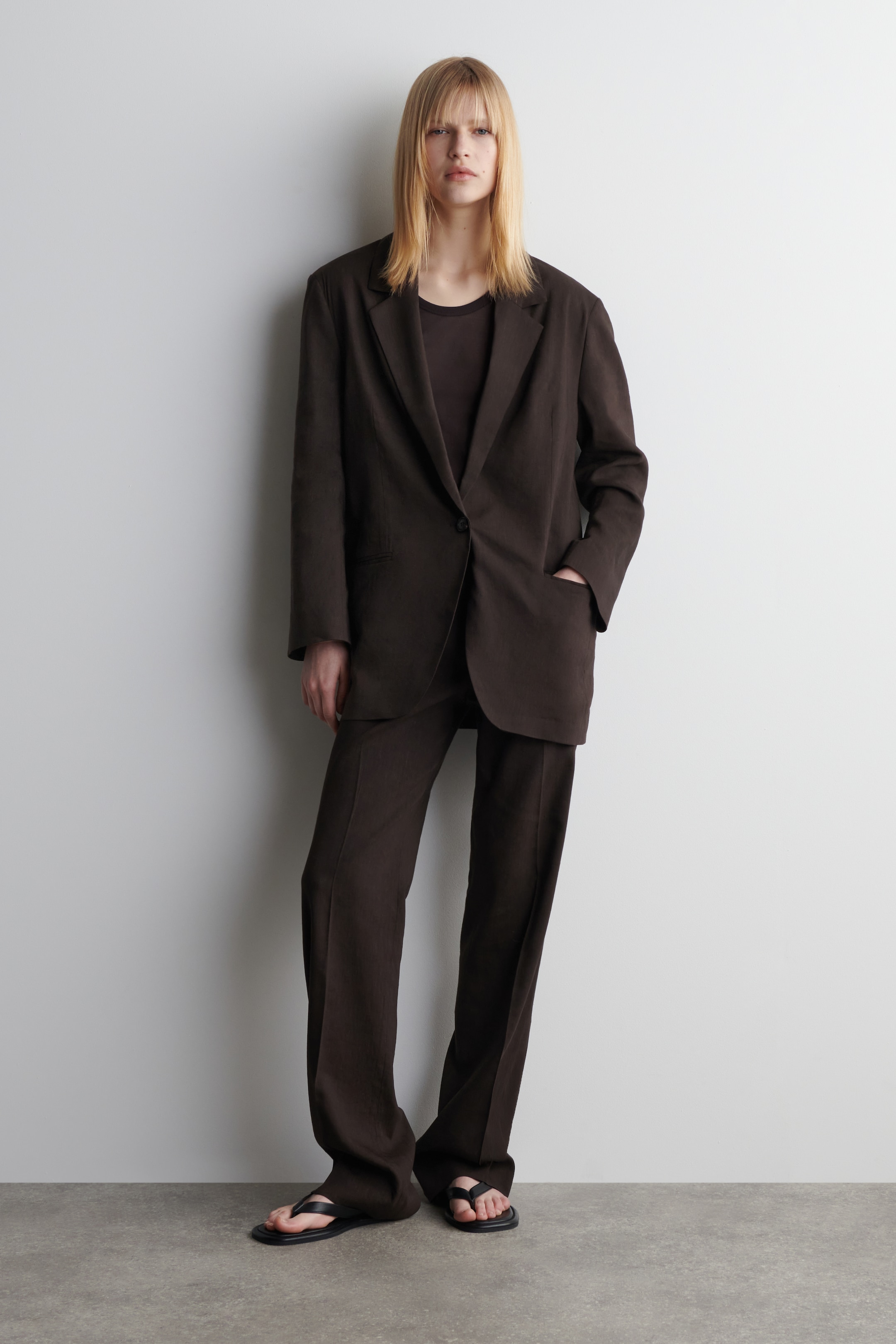 Ver imagen más grande: BLAZER DE LINO CON BOTONADURA SENCILLA - MARRÓN OSCURO - MUJER | H&M ES 2