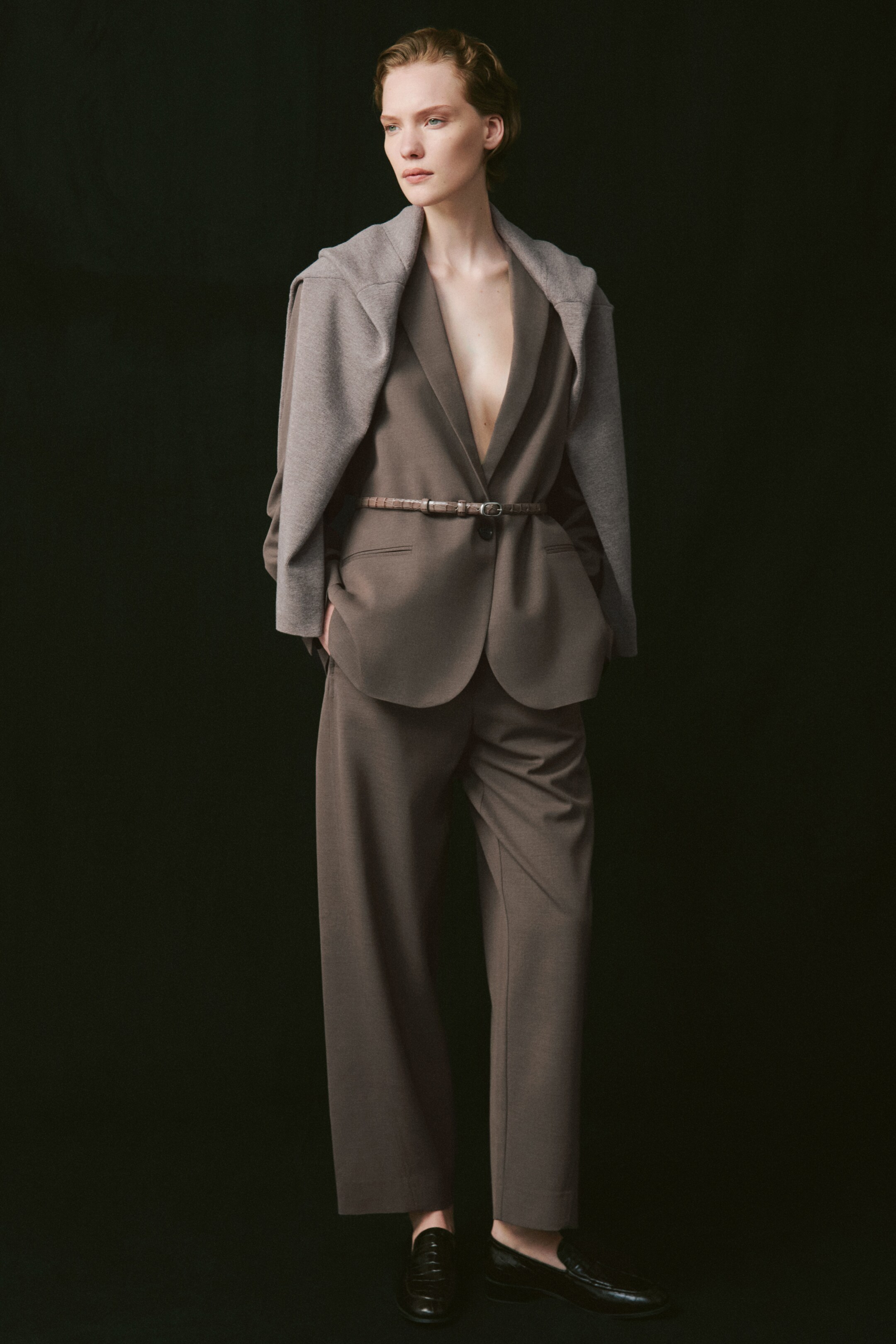 Größeres Bild anzeigen: VERKÜRZTE HOSE AUS WOLLE MIT BARREL-BEIN - BRAUN - Ladies | H&M AT 6