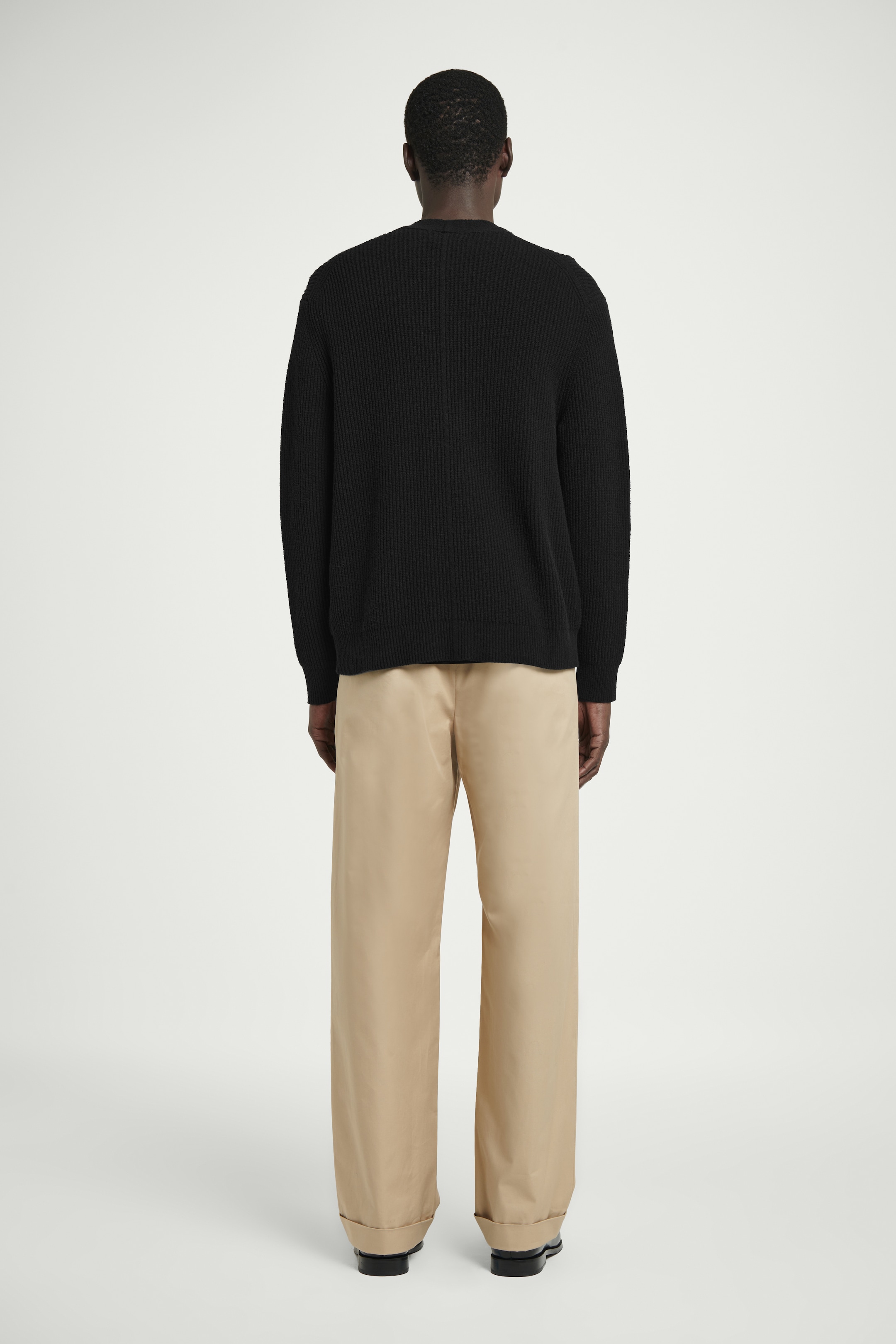 Visa större bild: BOUCLÉSTICKAD V-RINGAD CARDIGAN MED DRAGKEDJA - SVART - HERR | H&M SE 4