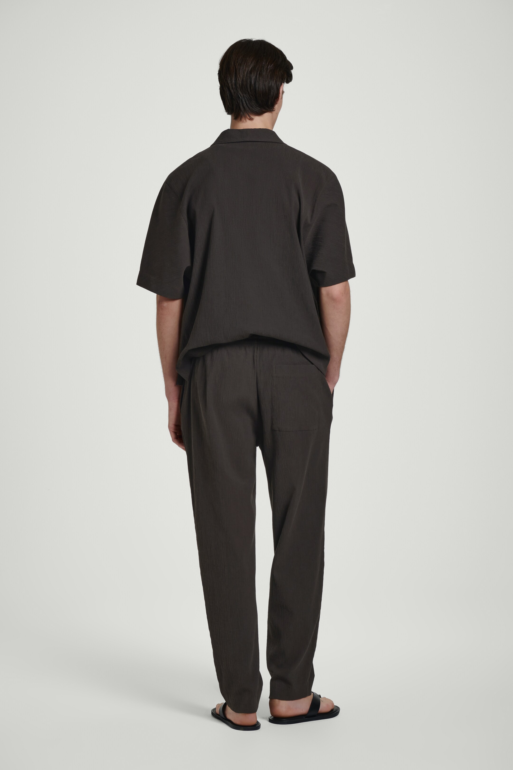 Vezi imaginea mai mare: PANTALONI DIN BUMBAC ȘIFONAT - Maro închis - BĂRBAŢI | H&M RO 5