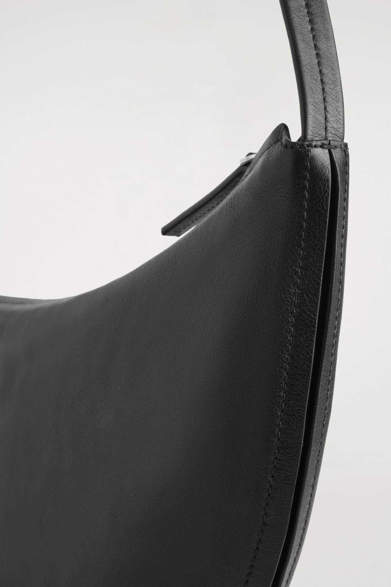 CURVED SHOULDER BAG - LEATHER — BLACK