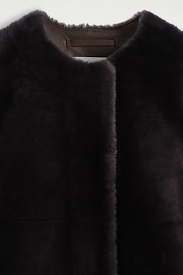 COLLARLESS SHEARLING COAT — MAHOGANY 5