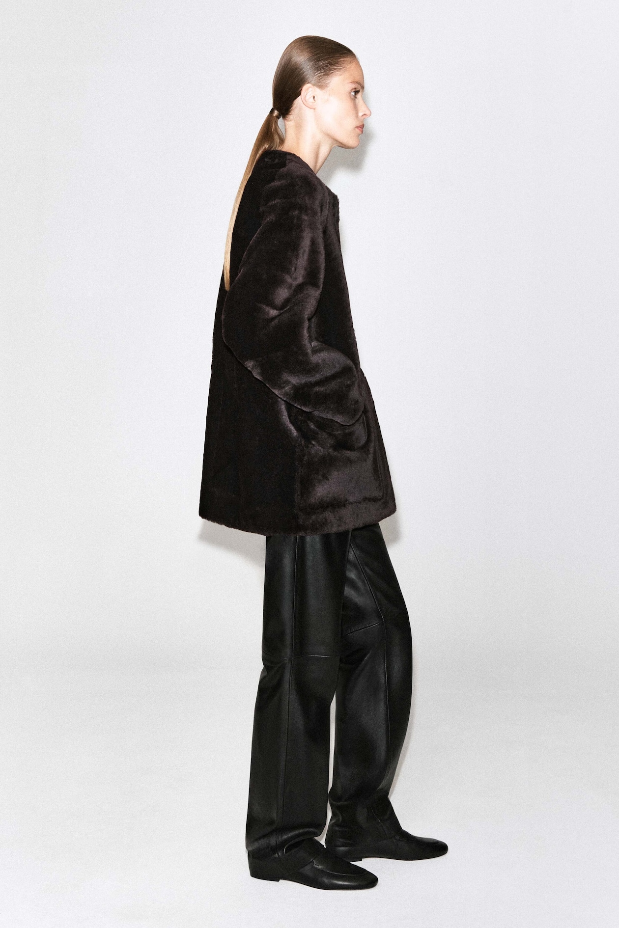 COLLARLESS SHEARLING JACKET — MAHOGANY