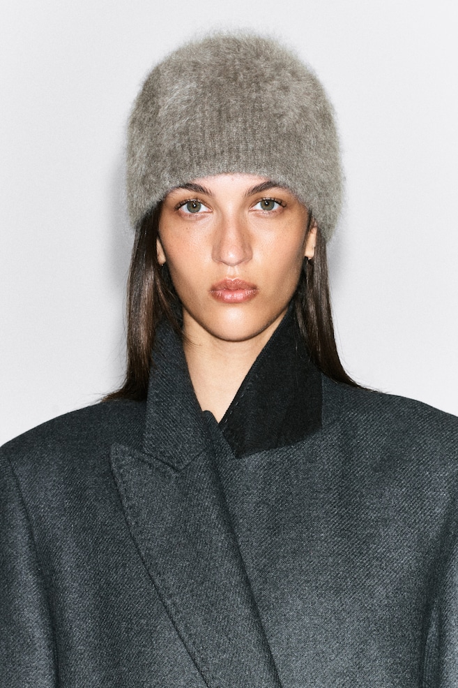 BRUSHED PURE CASHMERE BEANIE — BEIGE