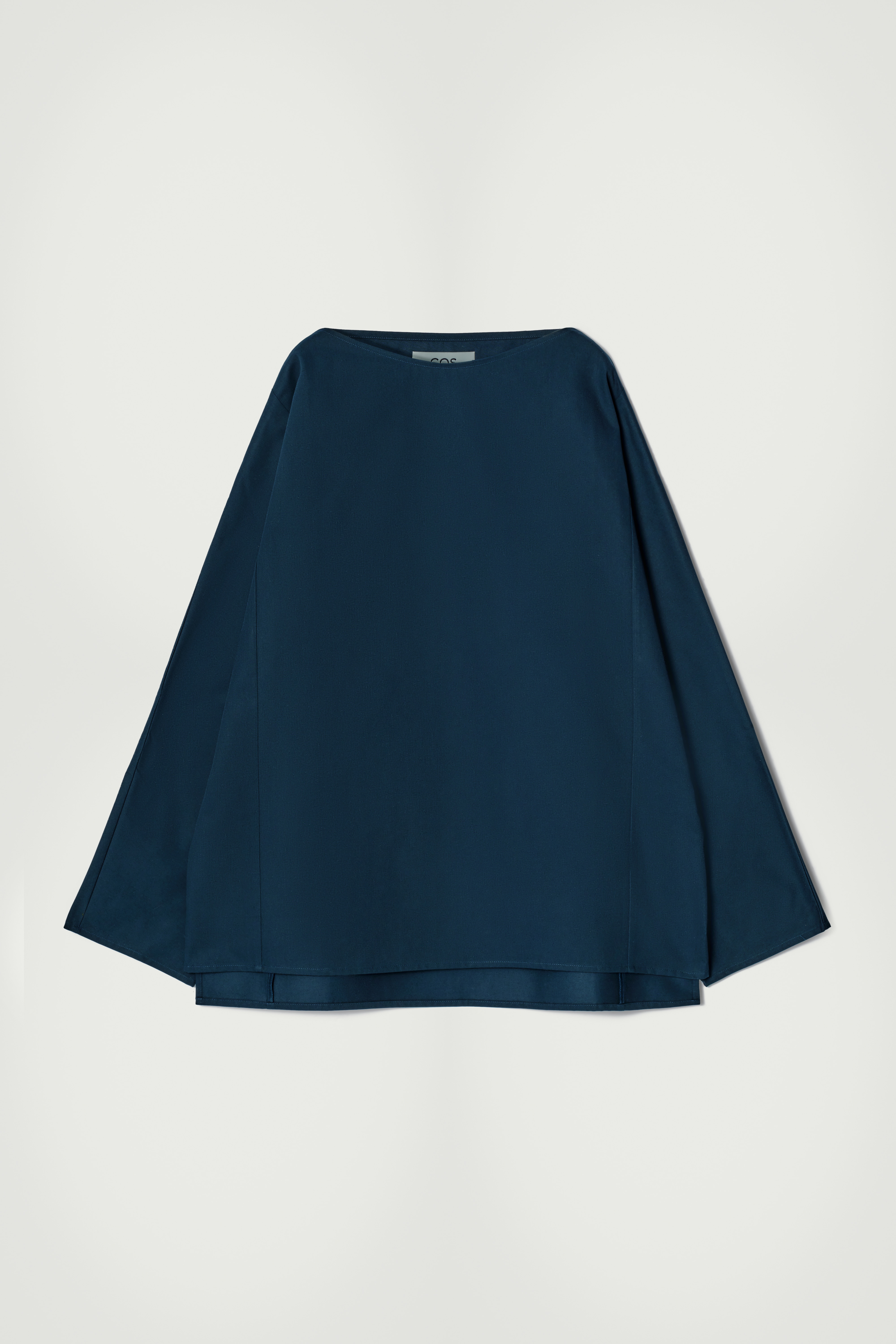 PŘEVELIKÝ TOP S LODNÍM VÝSTŘIHEM Z BAVLNY - TMAVĚ MODRÁ