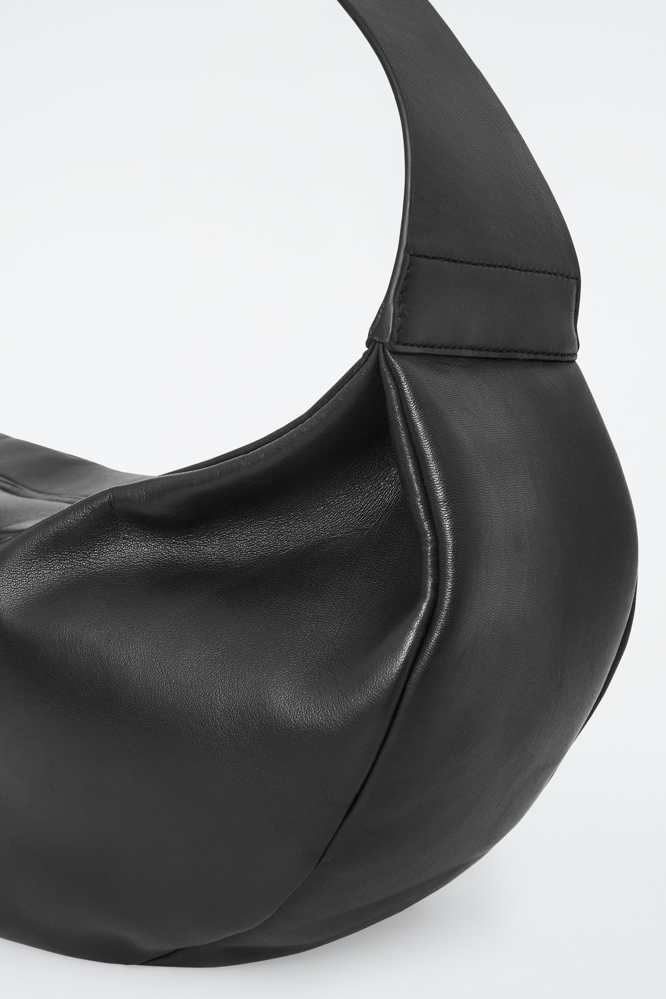 COS バッグ COS COS CURVED LEATHER SHOULDER BAG 285.00