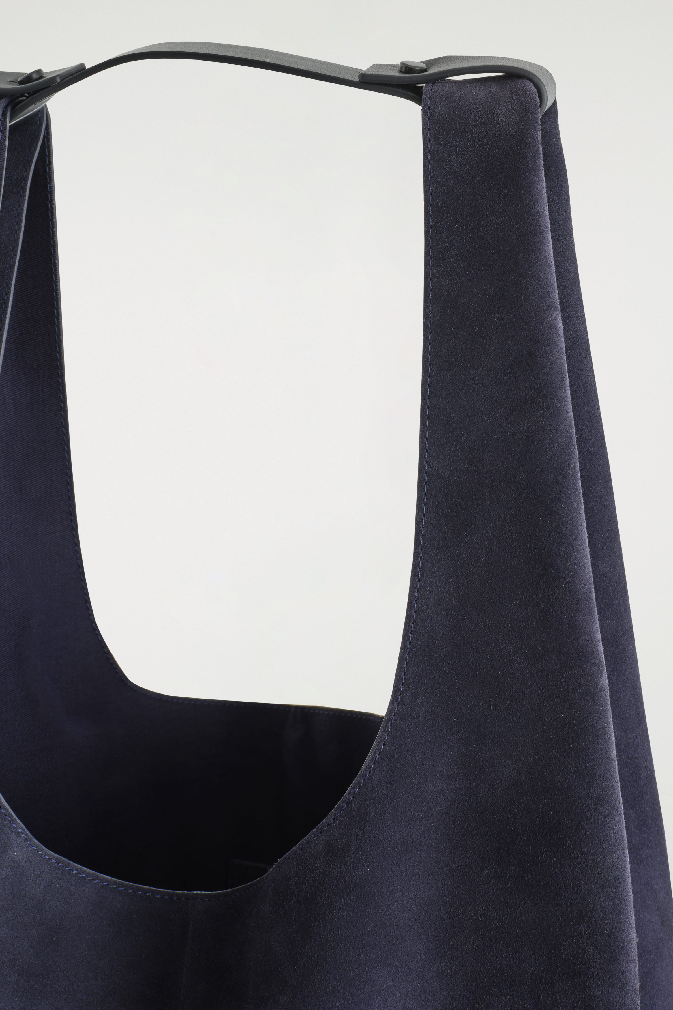 SLOUCHY TOTE - SUEDE - NAVY | COS US