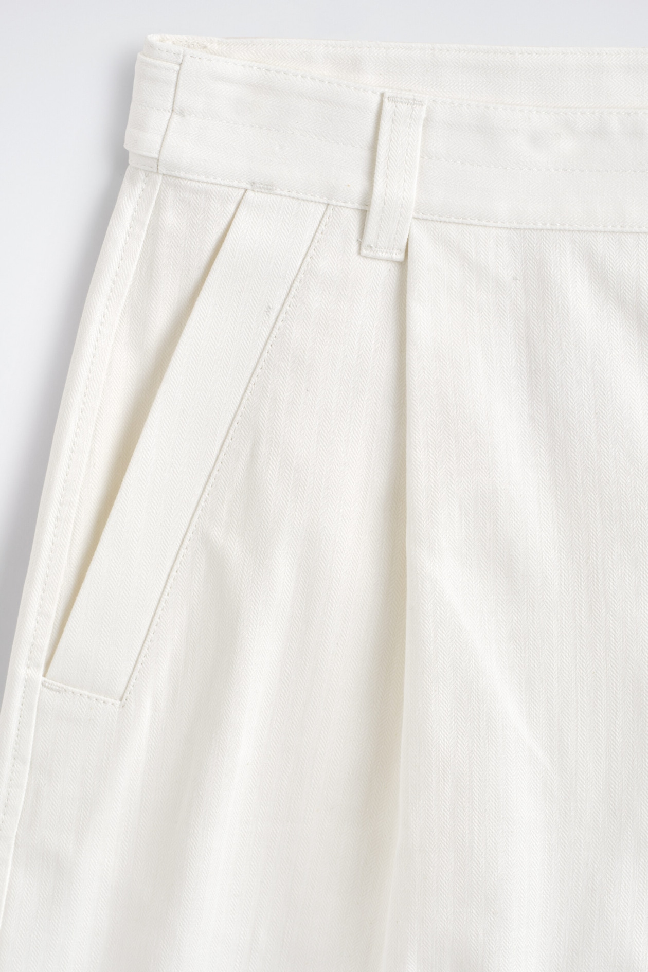 PLEATED DENIM-HERRINGBONE SHORTS — WHITE