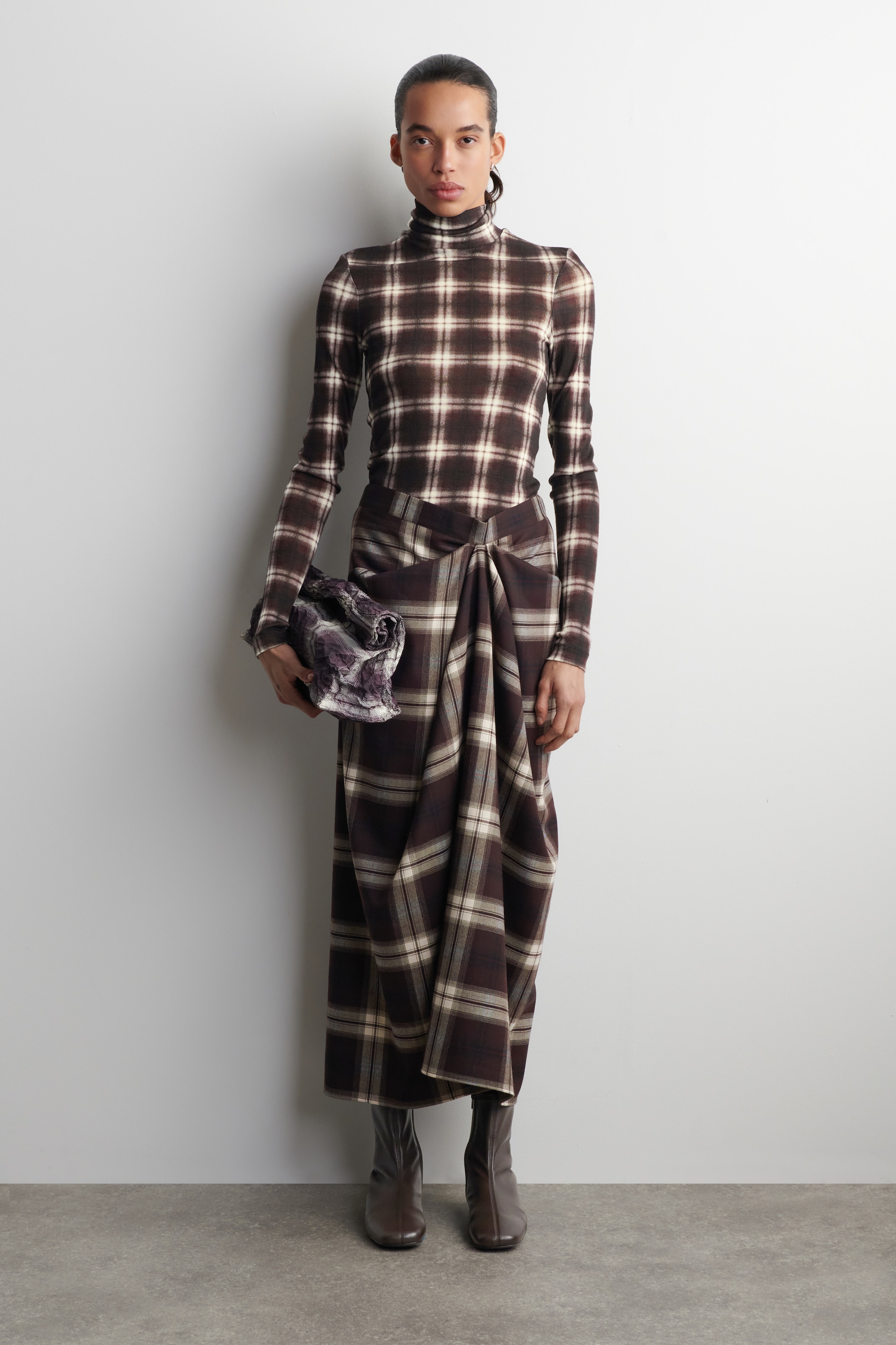 Näytä suurempi kuva: DRAPED CHECKED MIDI SKIRT - BURGUNDY / CHECKED - NAISET | H&M FI 1
