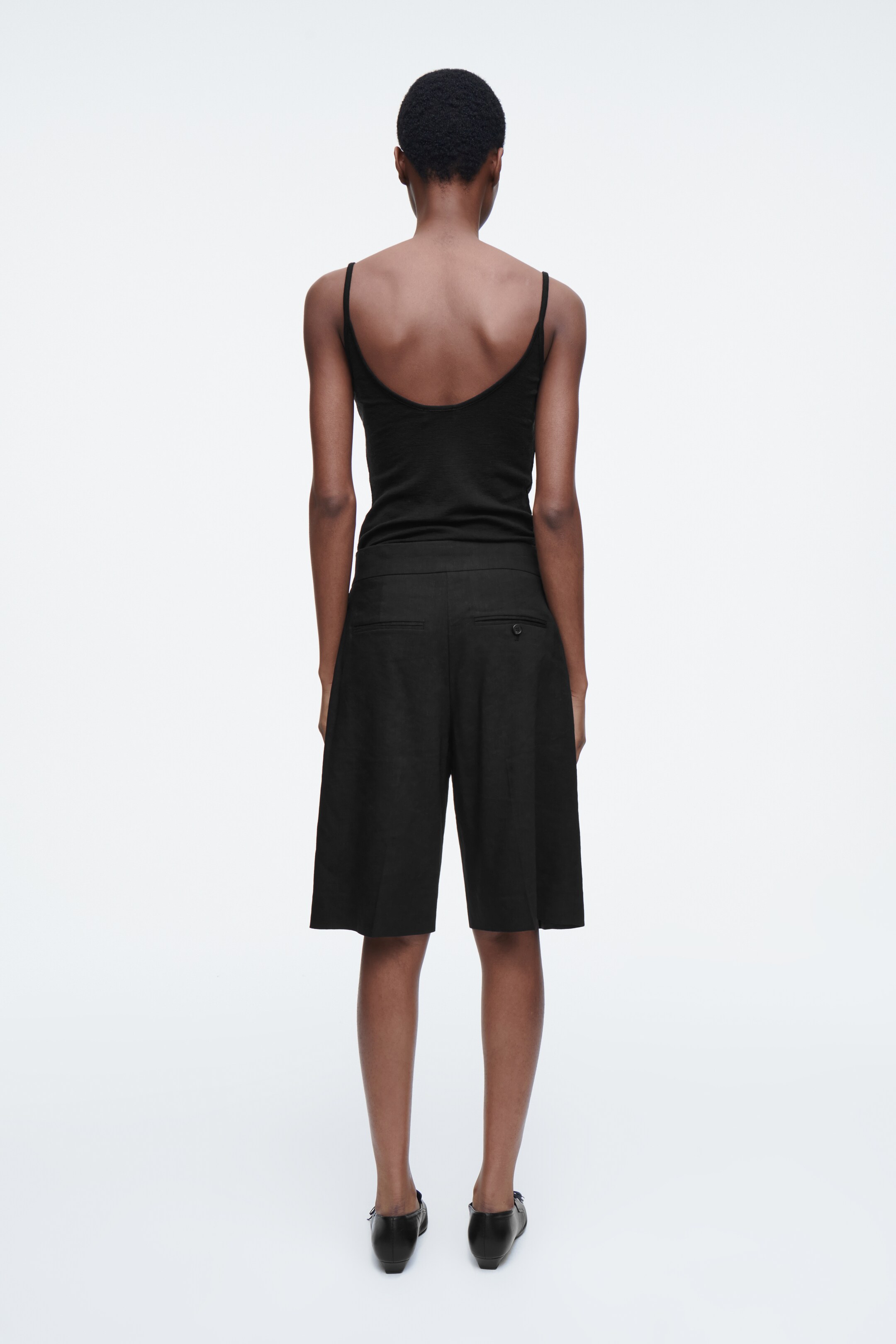 Vezi imaginea mai mare: PANTALONI SCURȚI LINIARI DIN IN - NEGRU - FEMEI | H&M RO 3