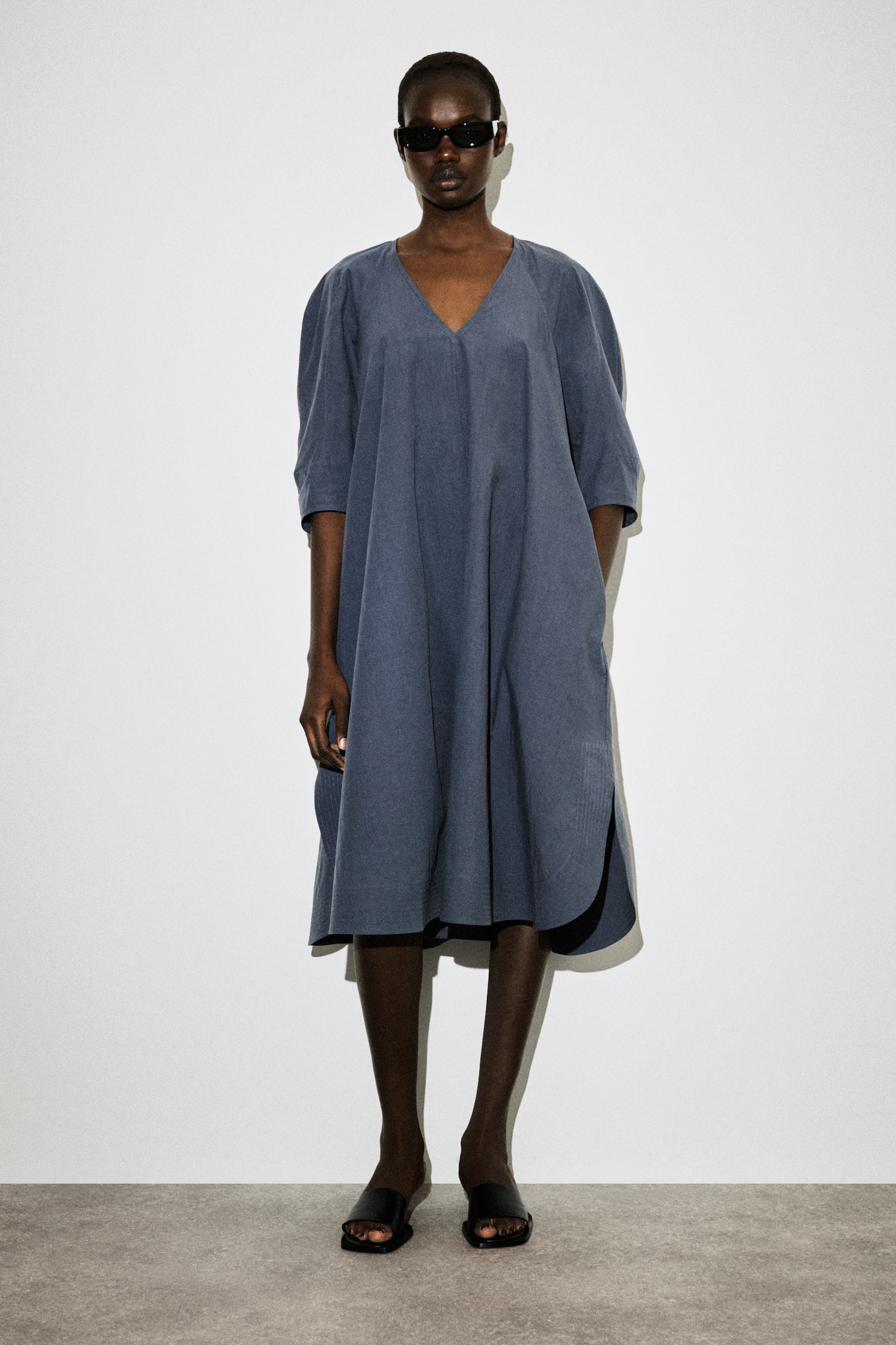 שמלת מידי מכותנה עם צווארון וי מעוגל - כחול/שחור - 1