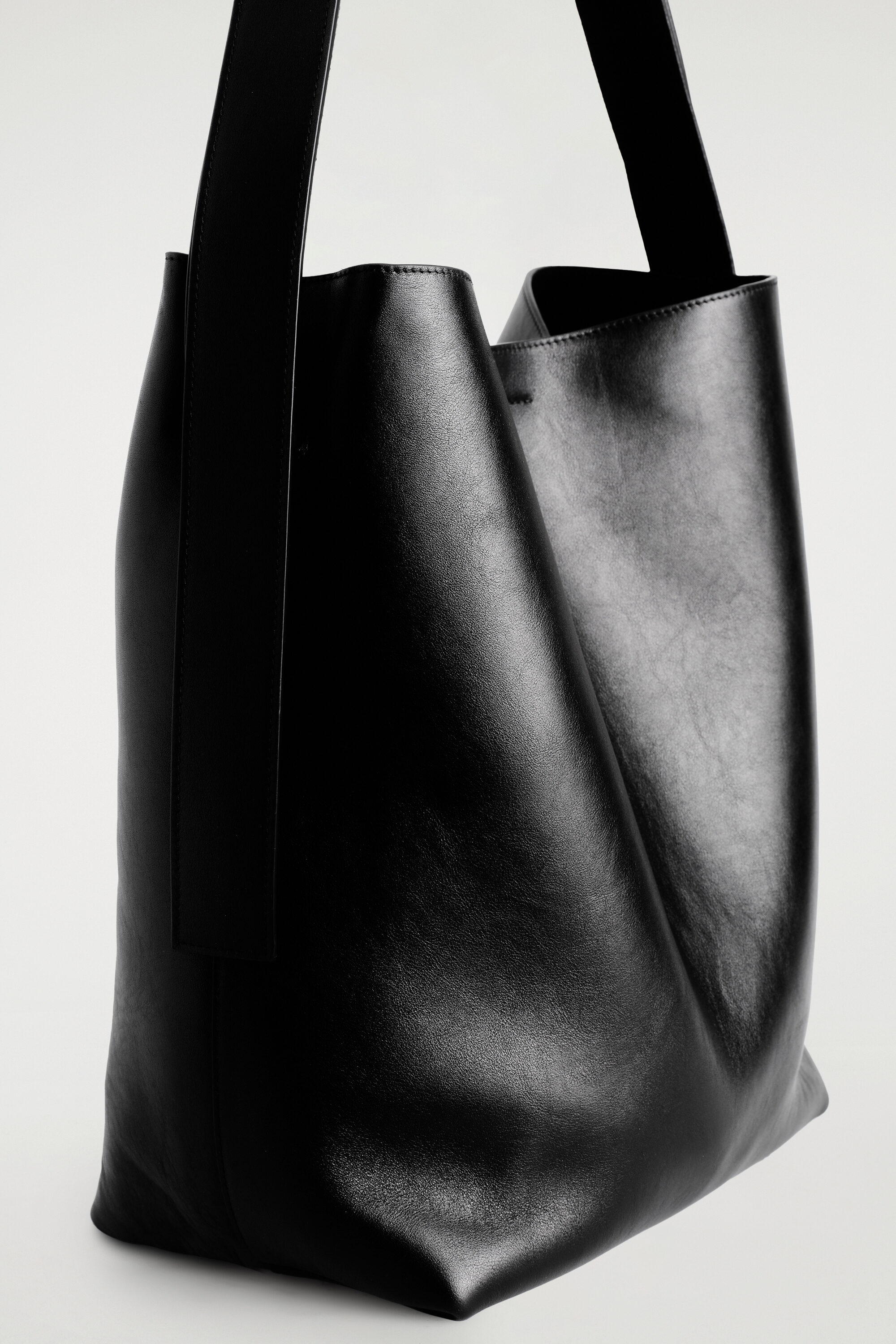 MINIMAL TOTE BAG - LEATHER - CARBON | COS DK