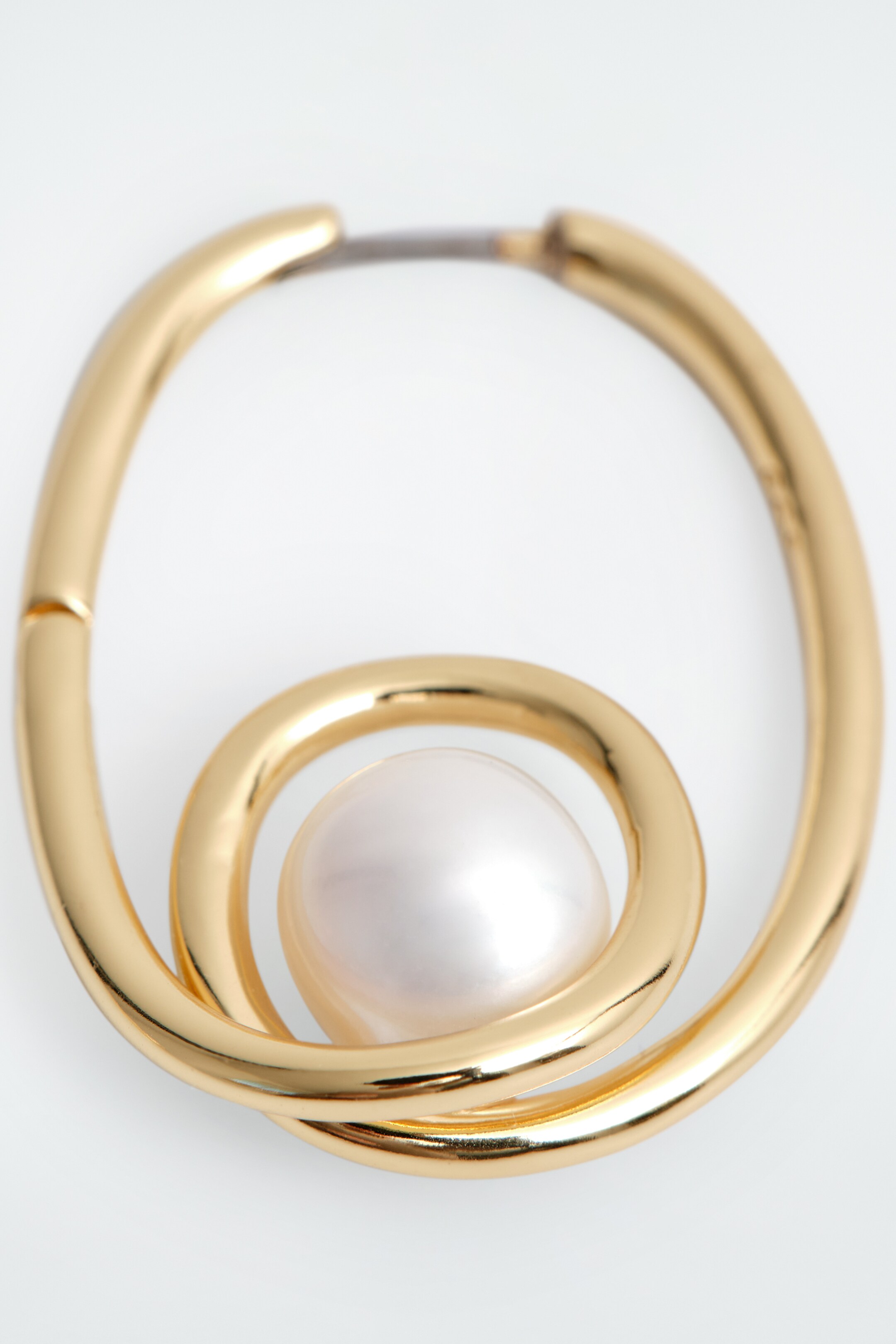 View larger image: MISMATCHED COILED PEARL HOOP EARRINGS - GOLD - Ladies | H&M GB 4