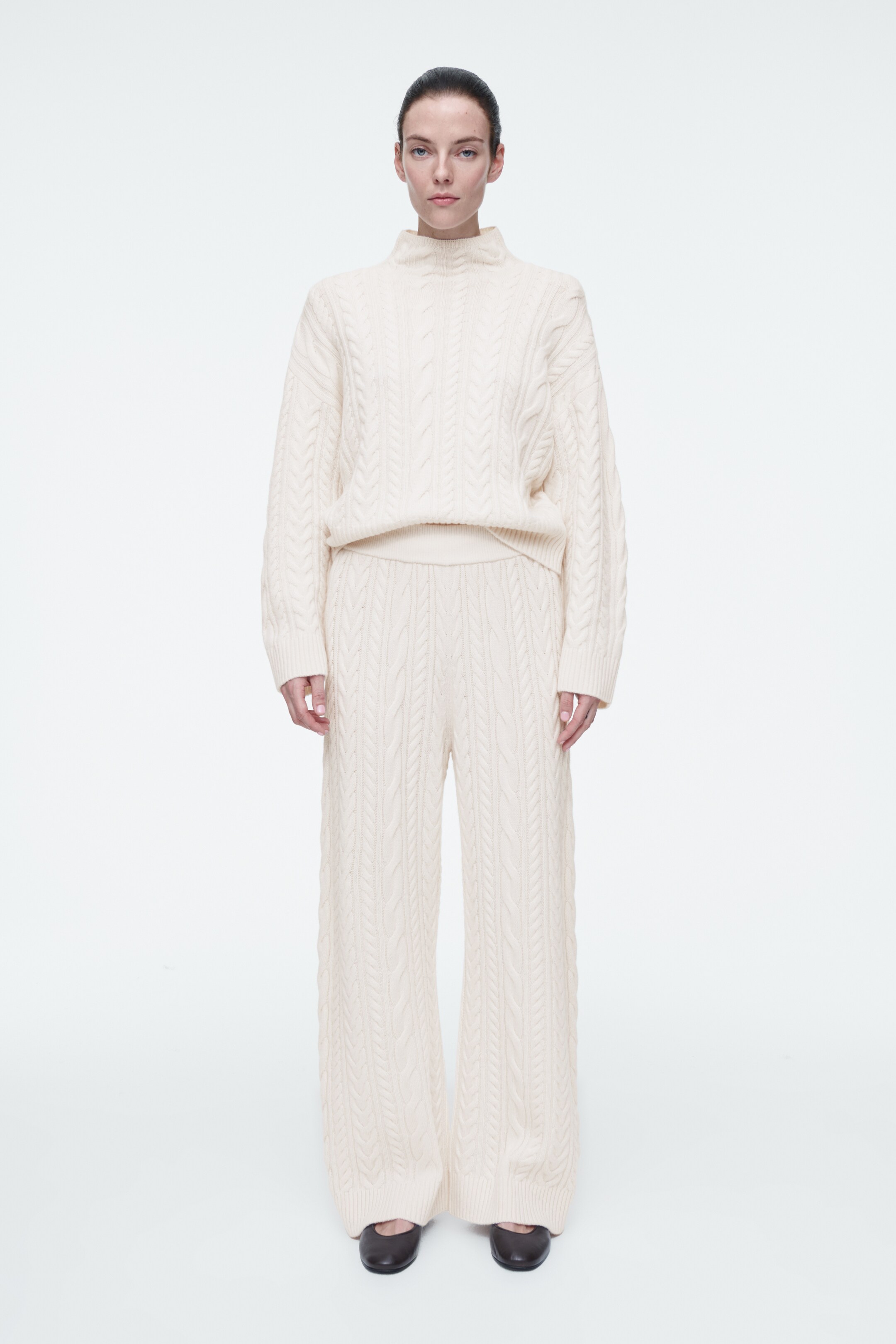 Visa större bild: KABELSTICKADE ULLBYXOR - GRÄDDVIT - DAM | H&M SE 1