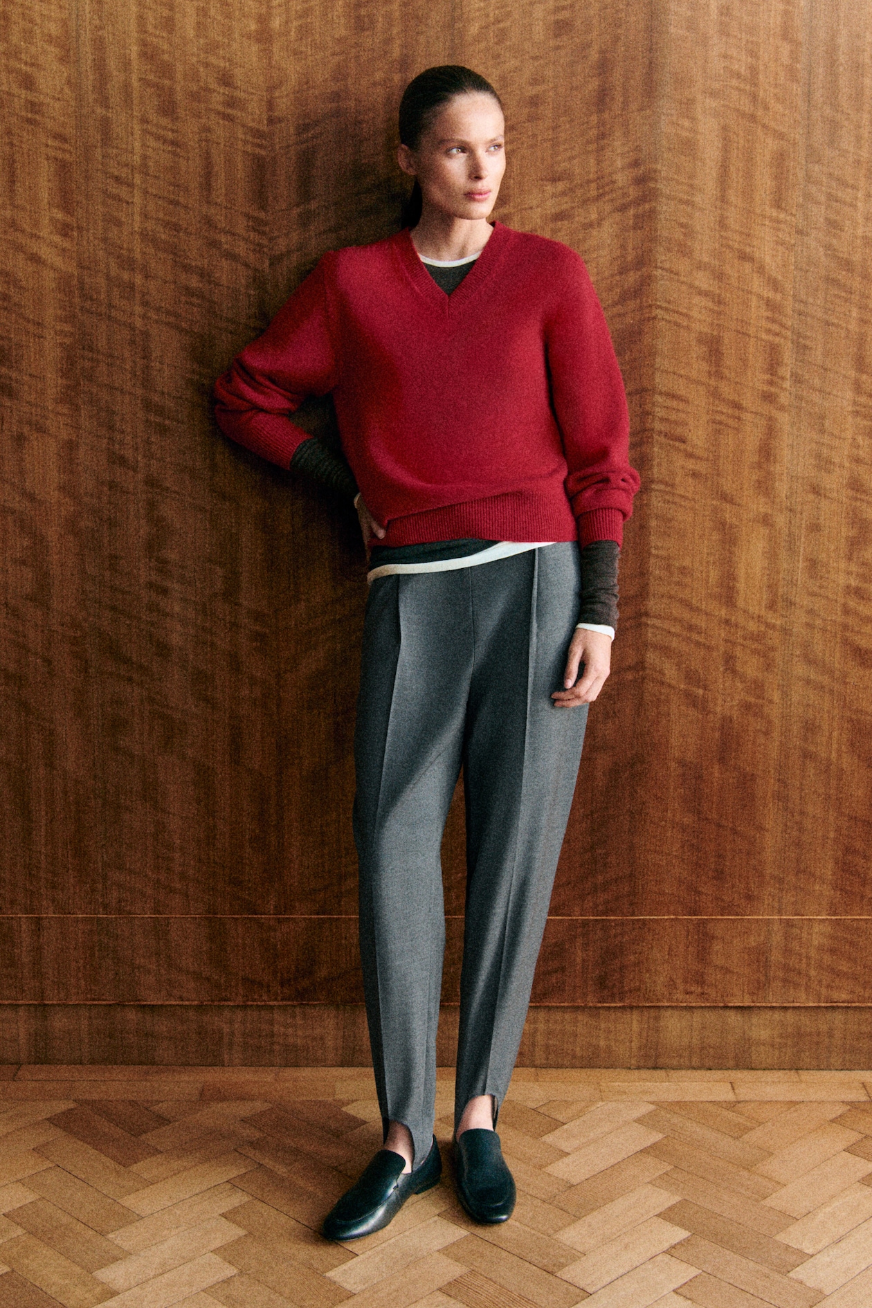 SCULPTED PURE CASHMERE V-NECK SWEATER — RED
