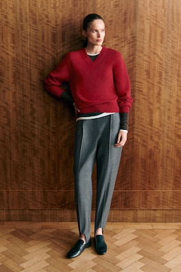 SCULPTED PURE CASHMERE V-NECK SWEATER — RED 8
