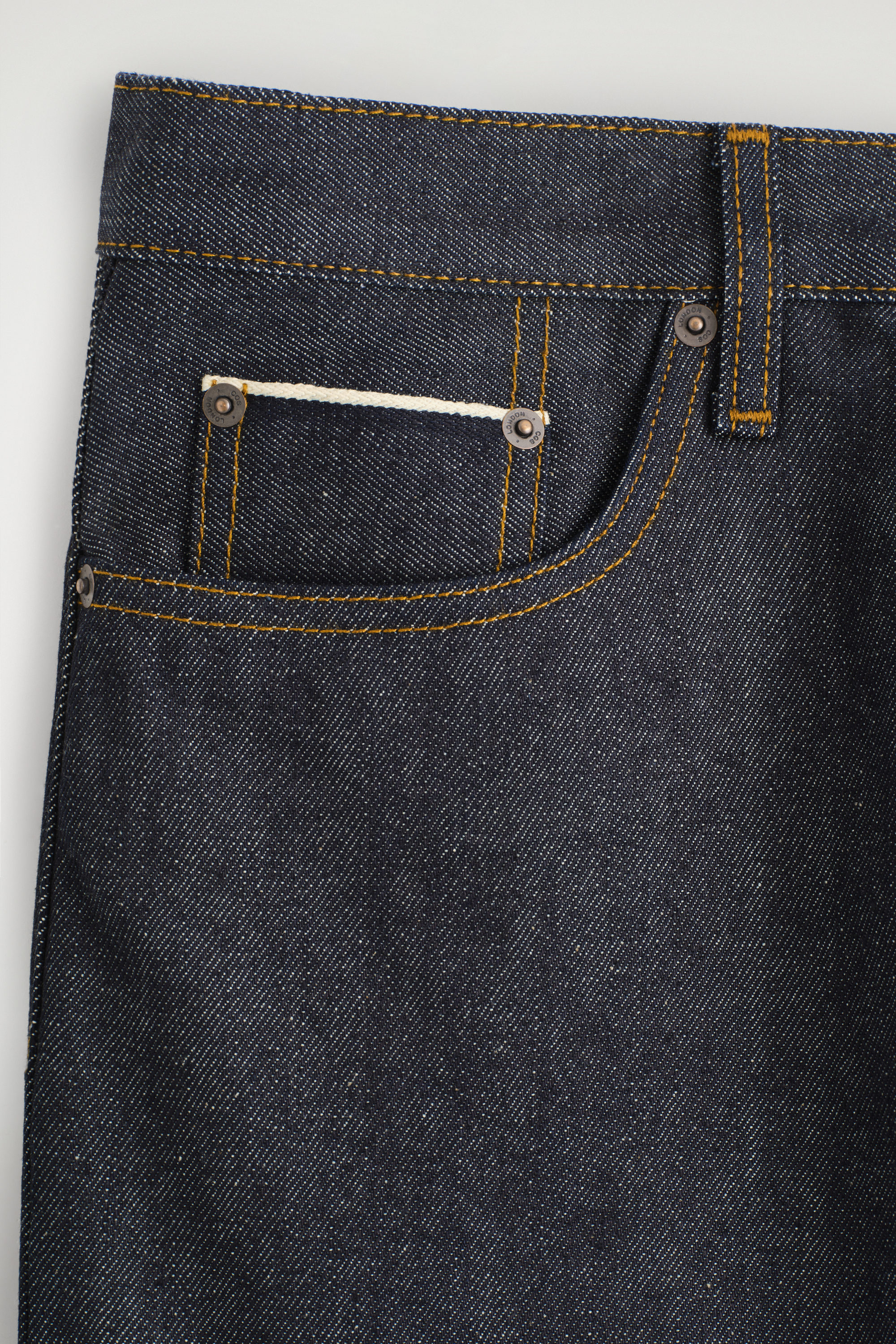 【YENN】RAW EDGE COMBINAISON RIDER RAW SELVEDGE STRAIGHT-LEG JEANS - RAW INDIGO | COS