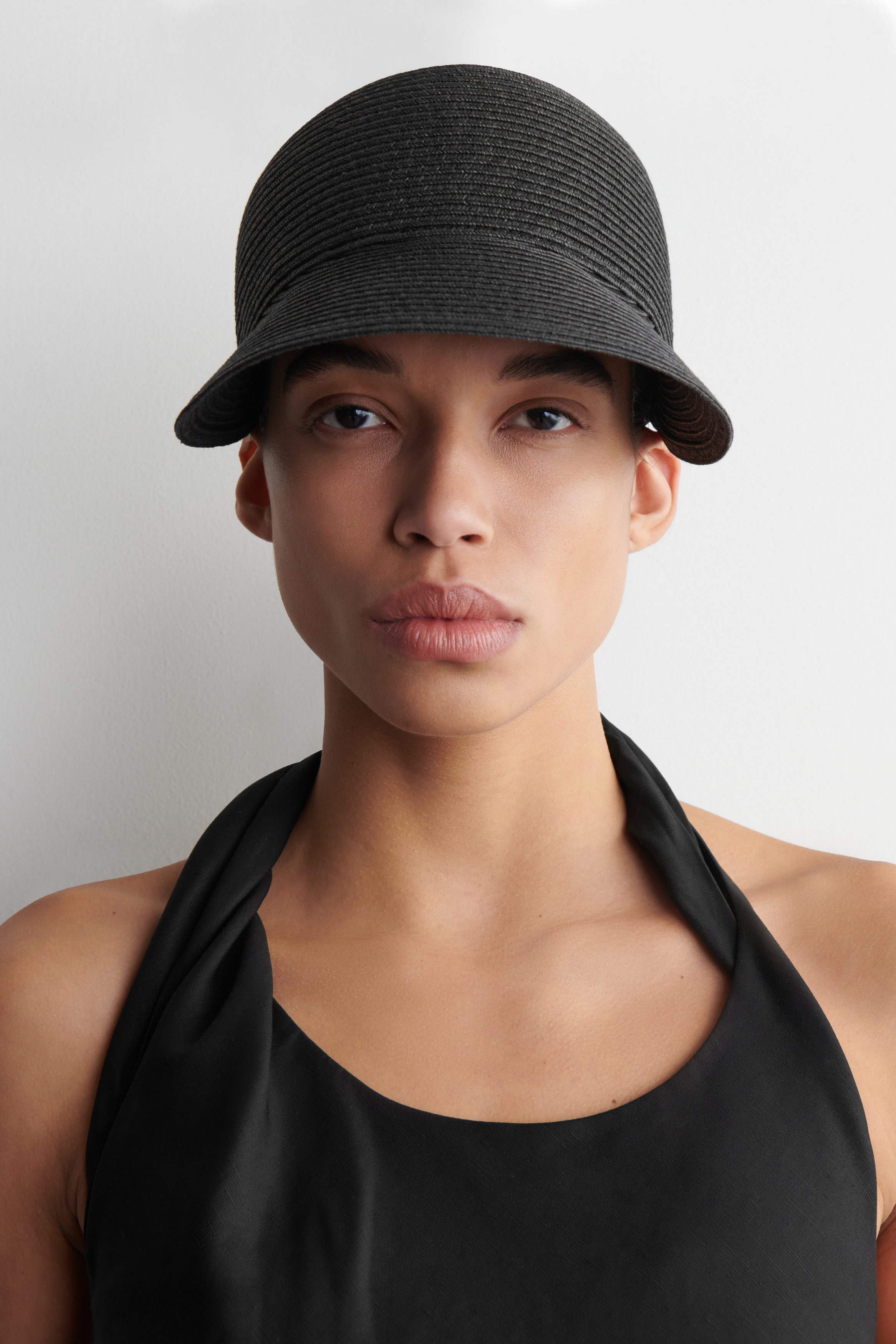キャップ VARZAR Organic Band Raffia Sun Cap Black/Natural Organic band paper sun visor Black - VARZAR | 60% - Asian