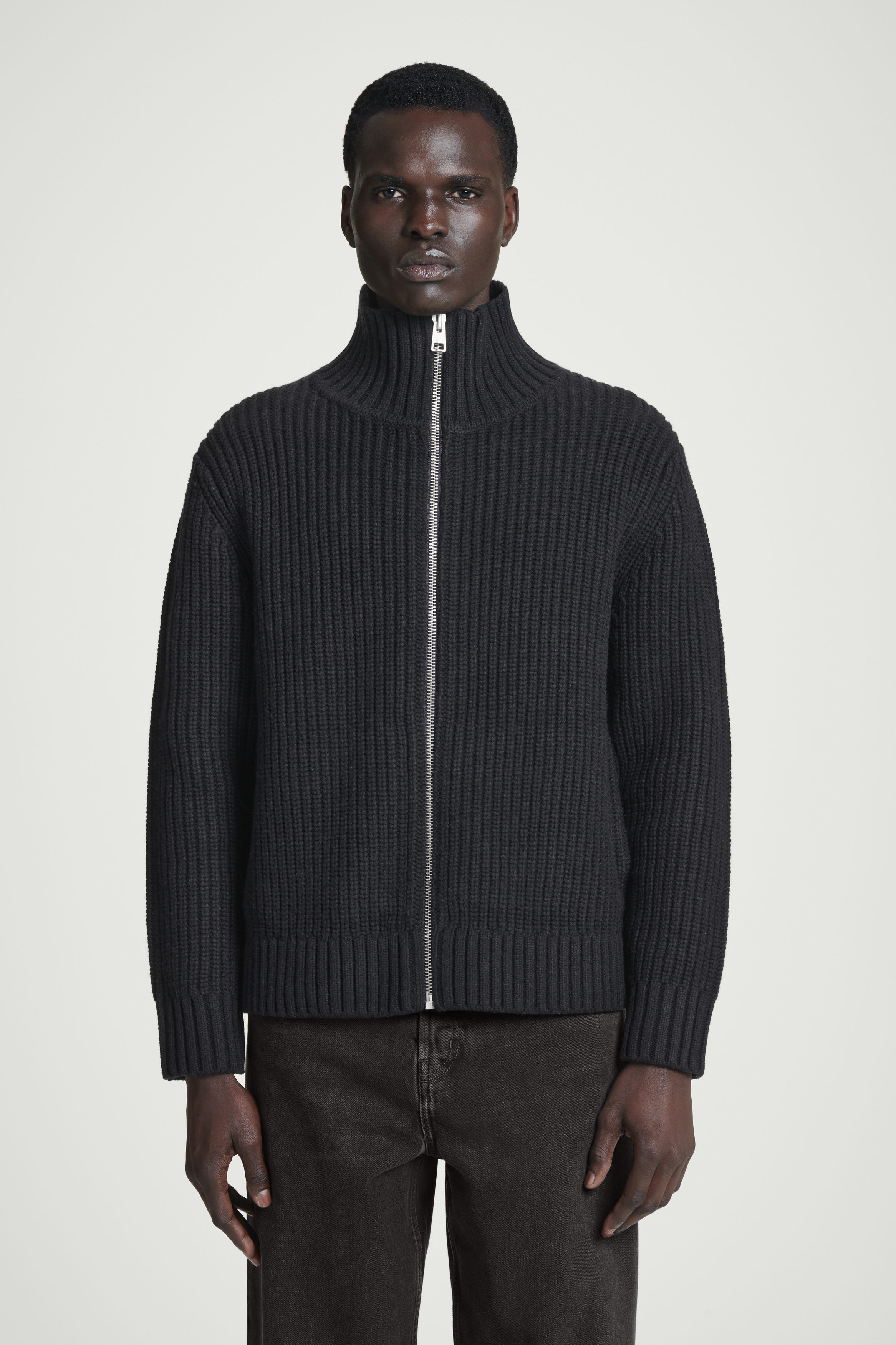 COS ファンネルネックウール ドライバーズニット FUNNEL-NECK KNITTED WOOL JACKET - NAVY | COS